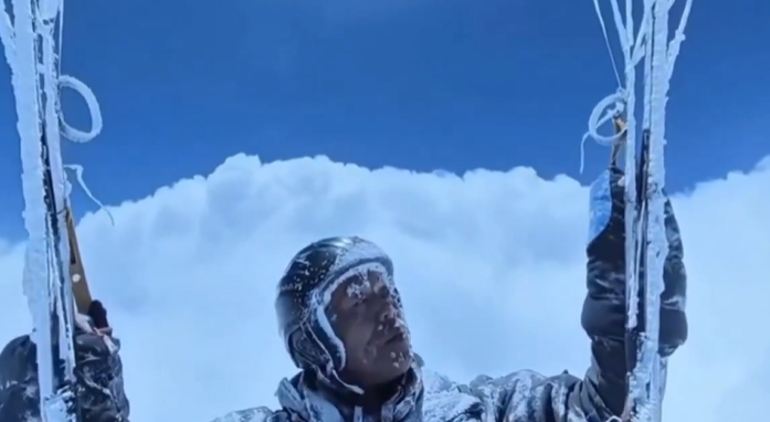 Parapantist tras 8 km în sus de un vârtej, găsit aproape înghețat la -40°C. Imaginile care au făcut înconjurul lumii | VIDEO