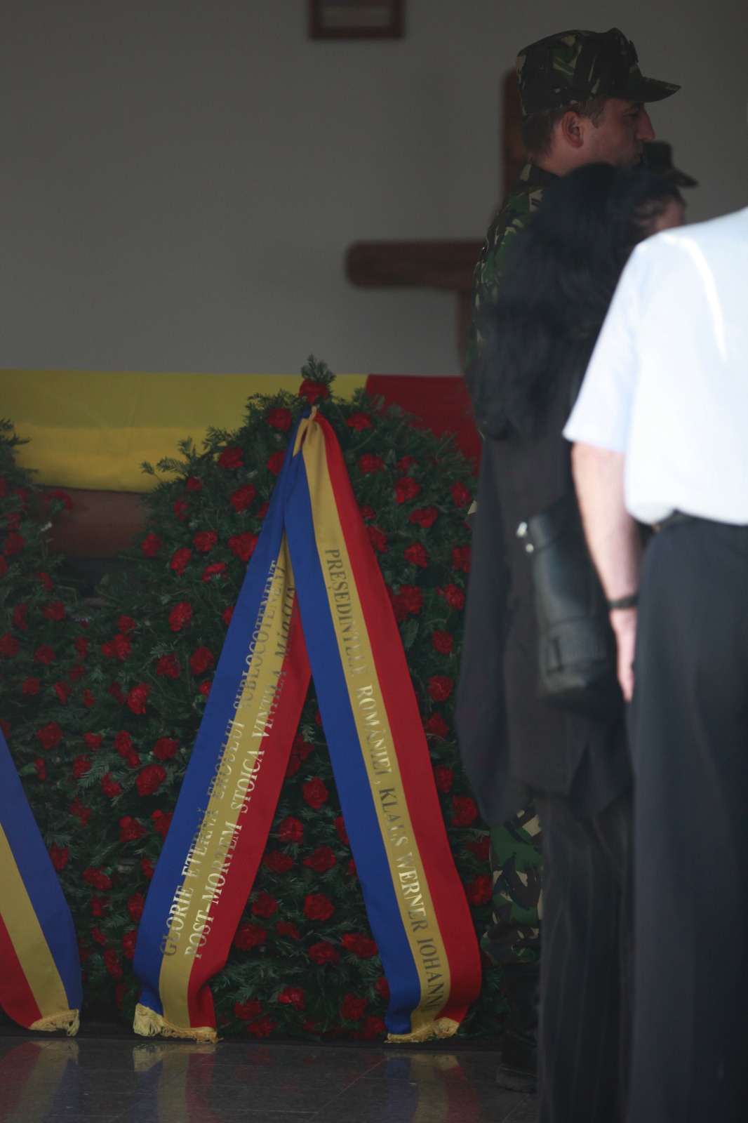 GALERIE FOTO: Sicriul cu trupul neînsuflețit al militarului Mădălin Stoica ucis în Afganistan, depus la Buzău. Mama și soția militarului, împietrite de durere