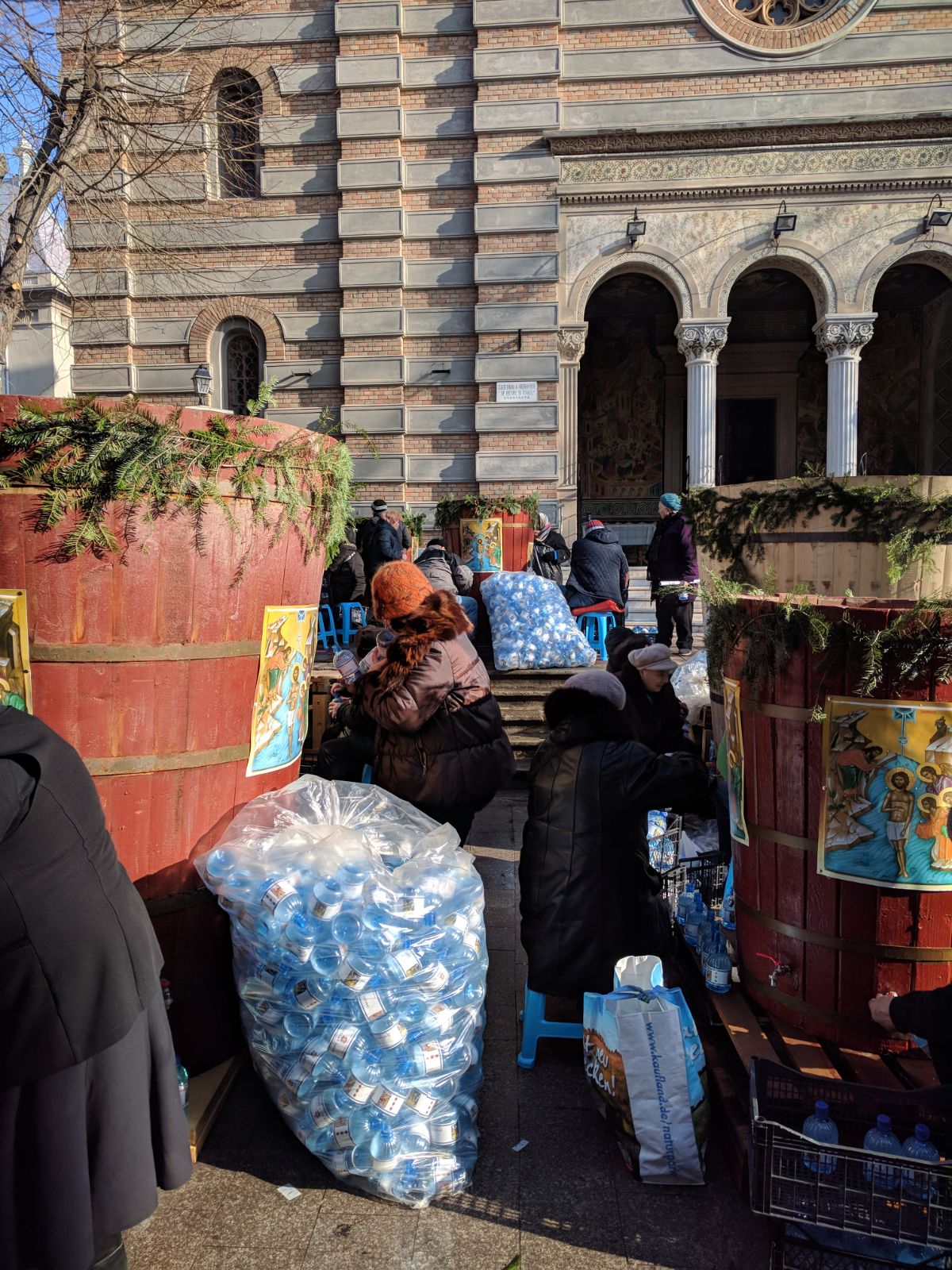 VIDEO| Mii de credincioşi sunt aşteptaţi pe faleza Dunării la Galaţi şi Brăila la Slujba de Bobotează. La Constanța, pregătirile sunt pe ultima sută de metri