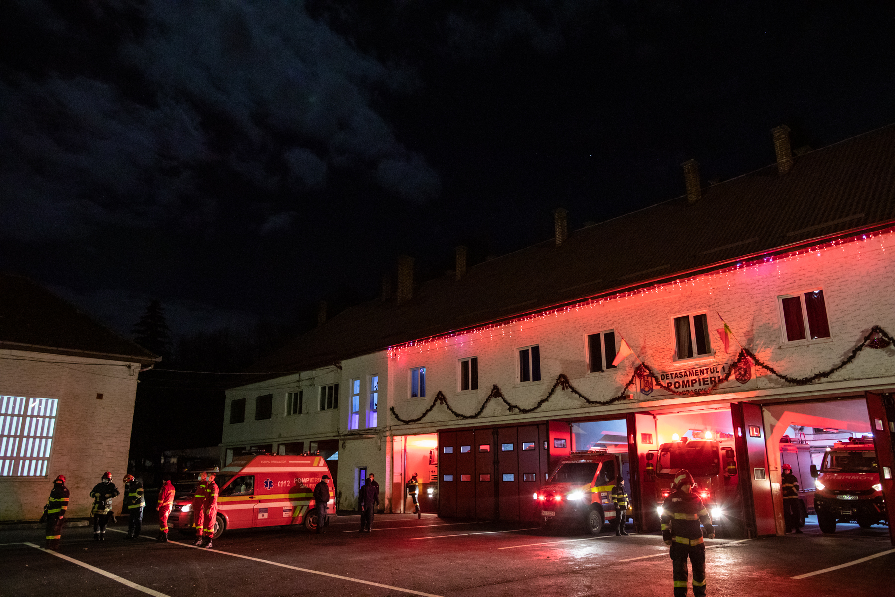 Noaptea dintre ani cu pompierii brașoveni: Cola, în loc de șampanie, și tânărul de 19 ani care n-a vrut să fie jandarm pentru a nu fi „împotriva cetățenilor”