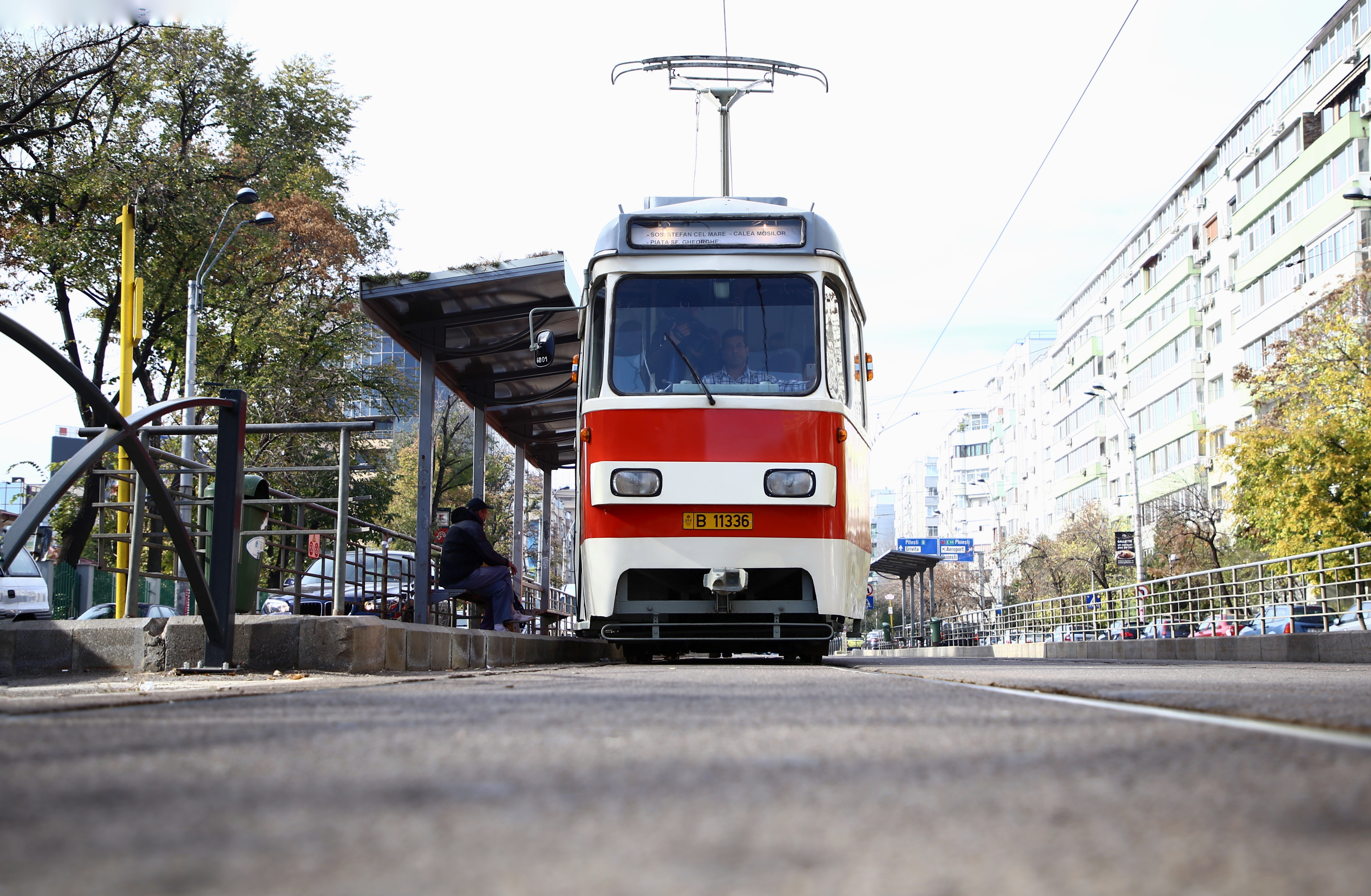 GALERIE FOTO / Imagini inedite cu tramvaiele de epocă, la paradă în București. În vagoane a cântat fanfara, iar vatmanul a purtat uniforma de altădată