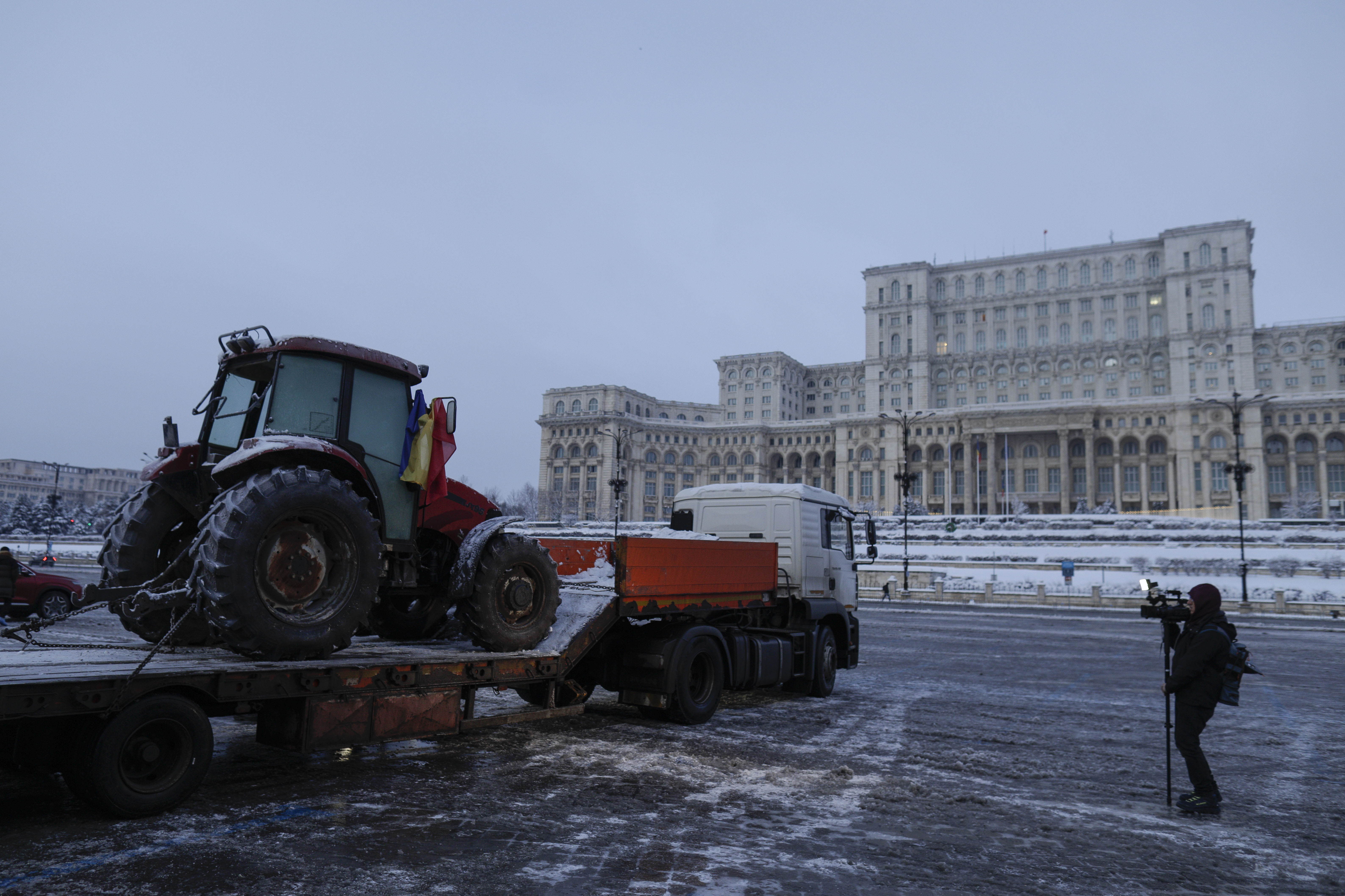 Un singur camion cu un tractor pe platformă a fost în prima zi a protestului de trei zile din Piața Constituției. Ce s-a anunțat pentru ziua de luni