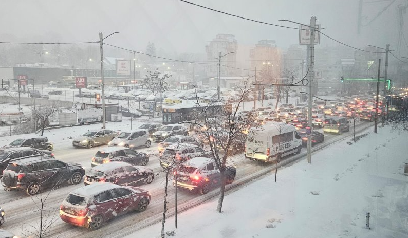Circulație de coșmar în orașul Iași, în această dimineață, după ninsoarea din ultimele ore | FOTO