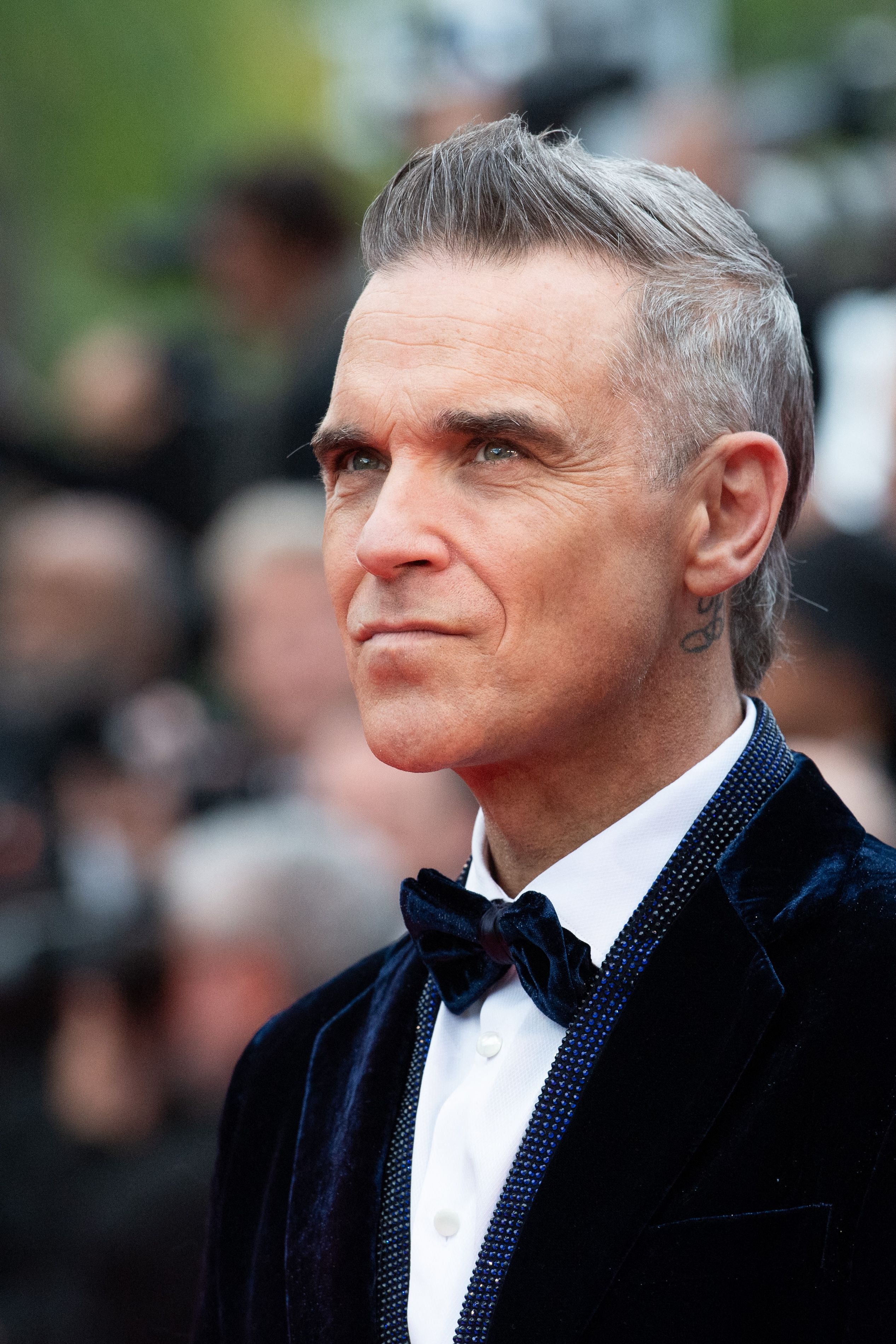 FOTO. Robbie Williams, lecție de eleganță la Cannes. A venit să vadă filmul cu DiCaprio și De Niro. Peste două săptămâni vine la București