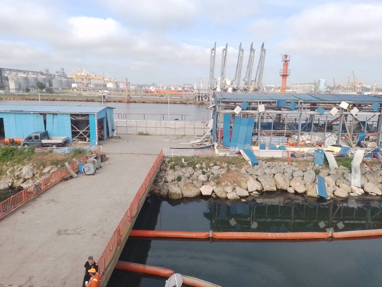 Cum arată hala ARSVOM din Portul Constanța, după explozia dronei maritime în Dana 78
