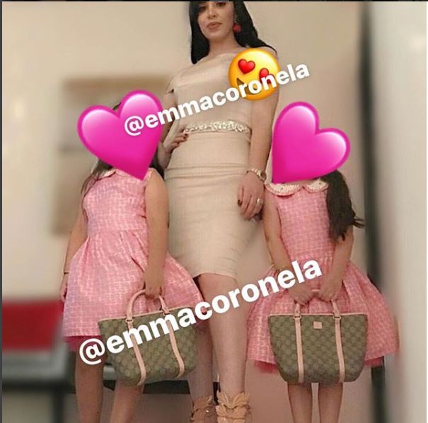 FOTO | Soția lui «El Chapo» se pozează în bikini, la plajă, în timp ce soțul ei își așteaptă condamnarea
