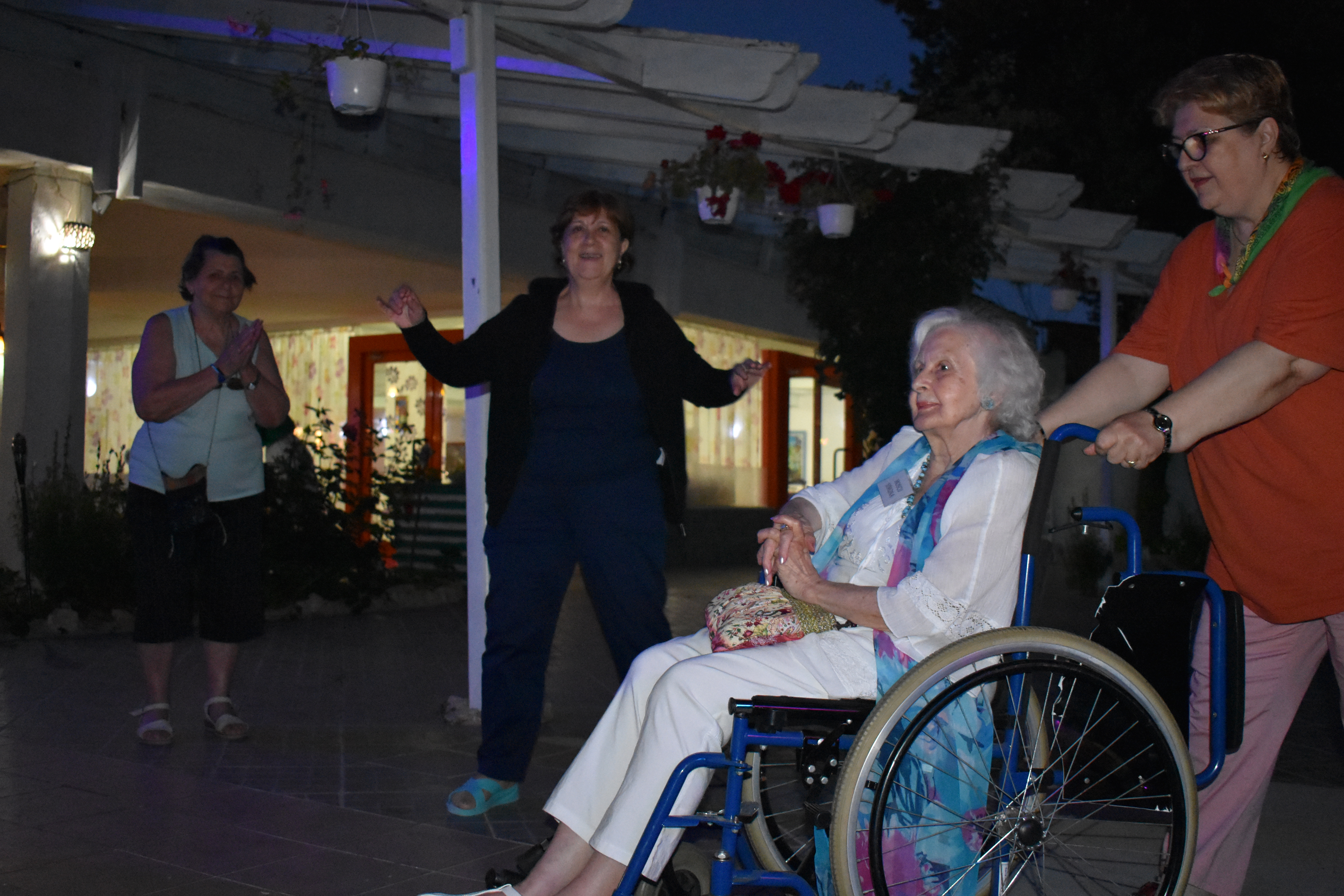 VIDEO/ Bătrânii și marea. Pensionarii care n-au fost nicăieri, niciodată au plecat în primele vacanțe din viața lor
