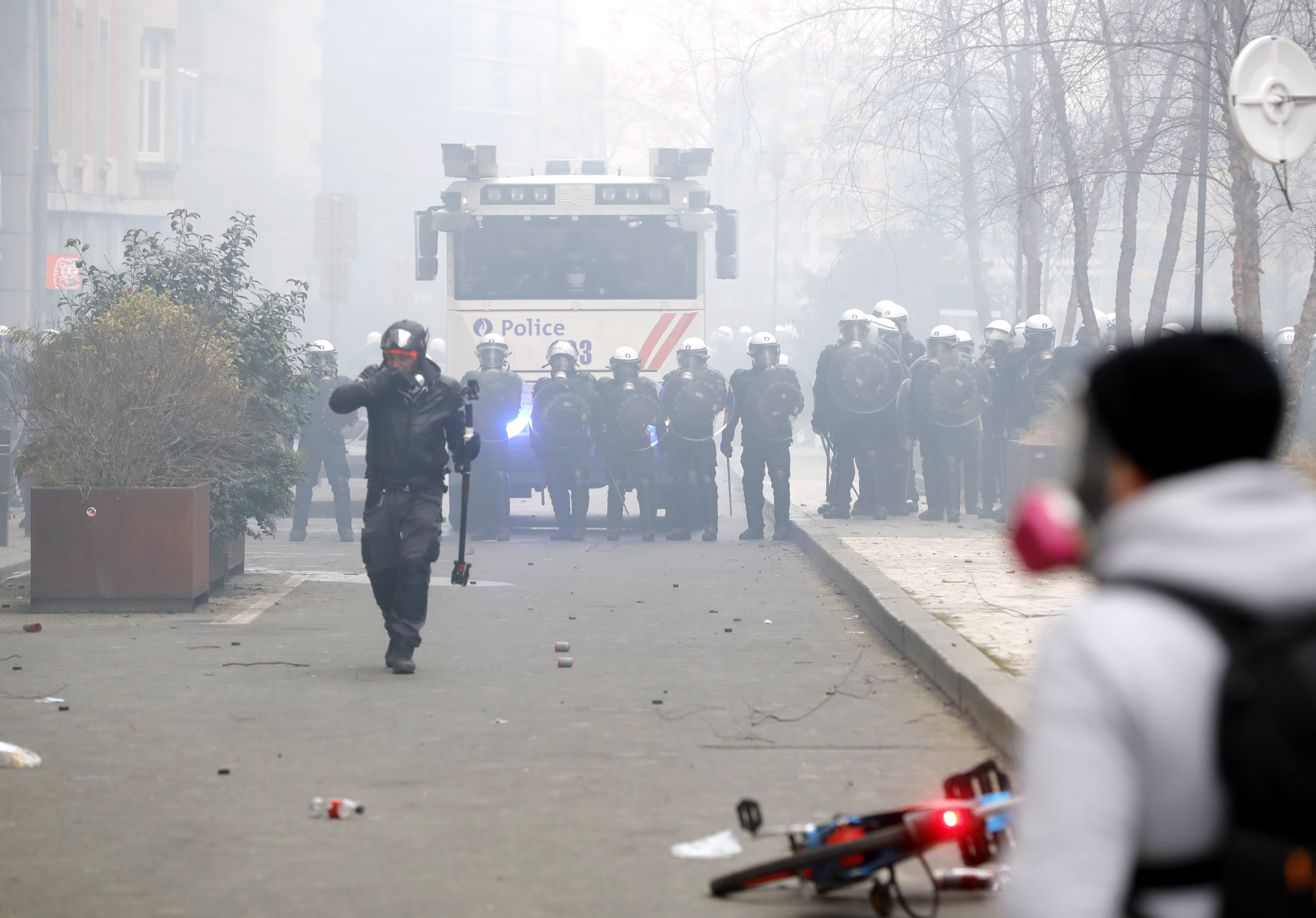 Proteste violente la Bruxelles, față de măsurile sanitare. Zeci de arestări în urma ciocnirilor dintre poliție și manifestanți