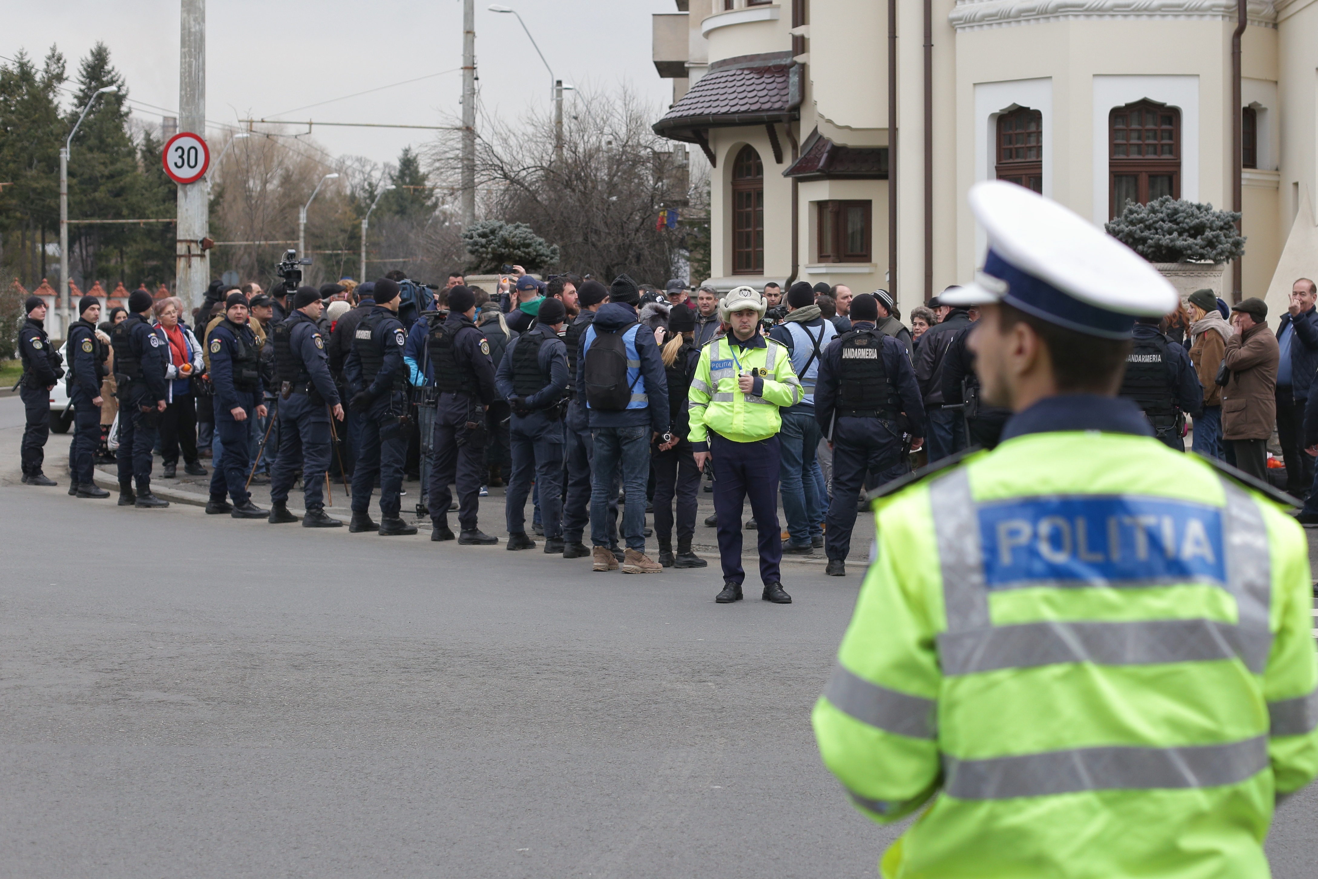 FOTO. Protest împotriva lui Iohannis la Palatul Cotroceni. Se cere anchetarea lui Kovesi