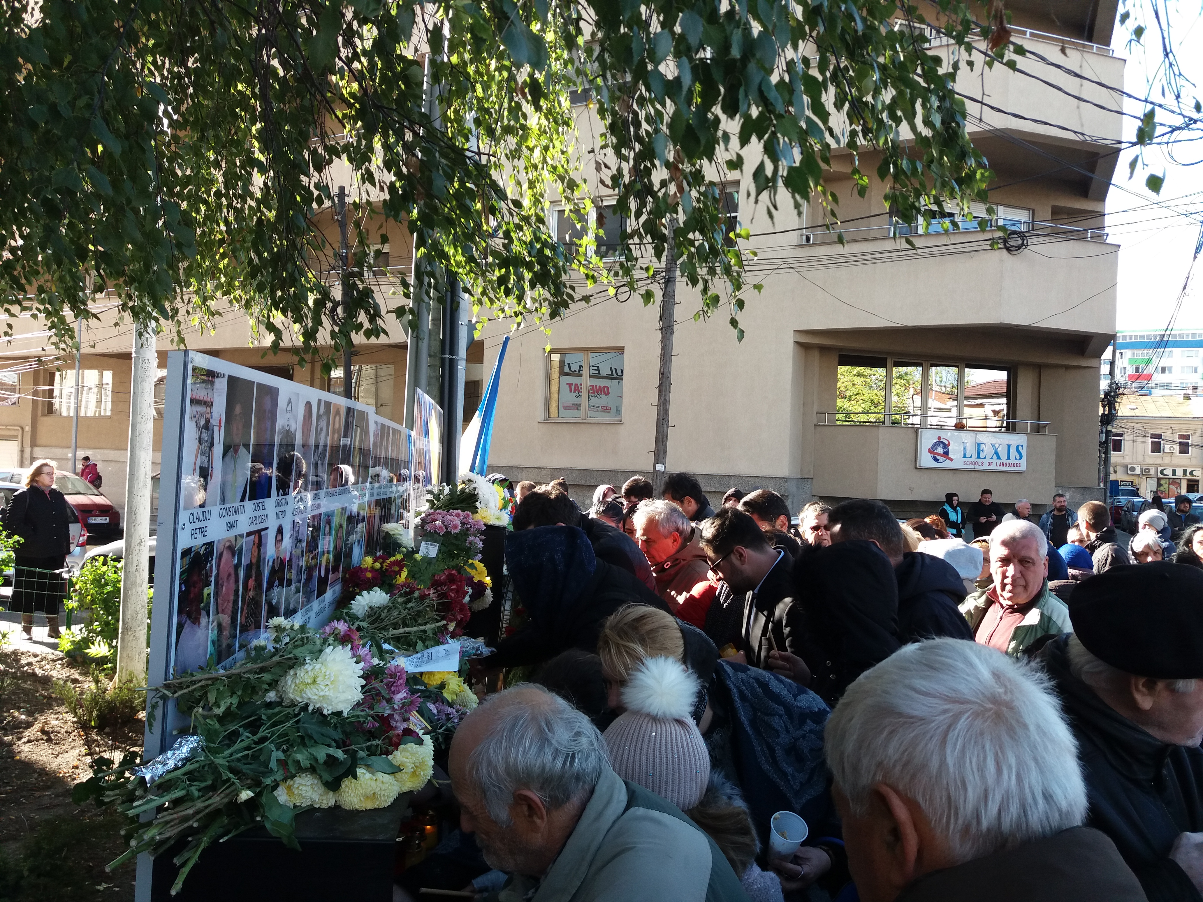 Doi ani de la tragedia din Colectiv! Doar câteva zeci de persoane, la slujba de pomenire din fața clubului ucigaș. Prea puțini oameni pentru un Colectiv așa de mare!