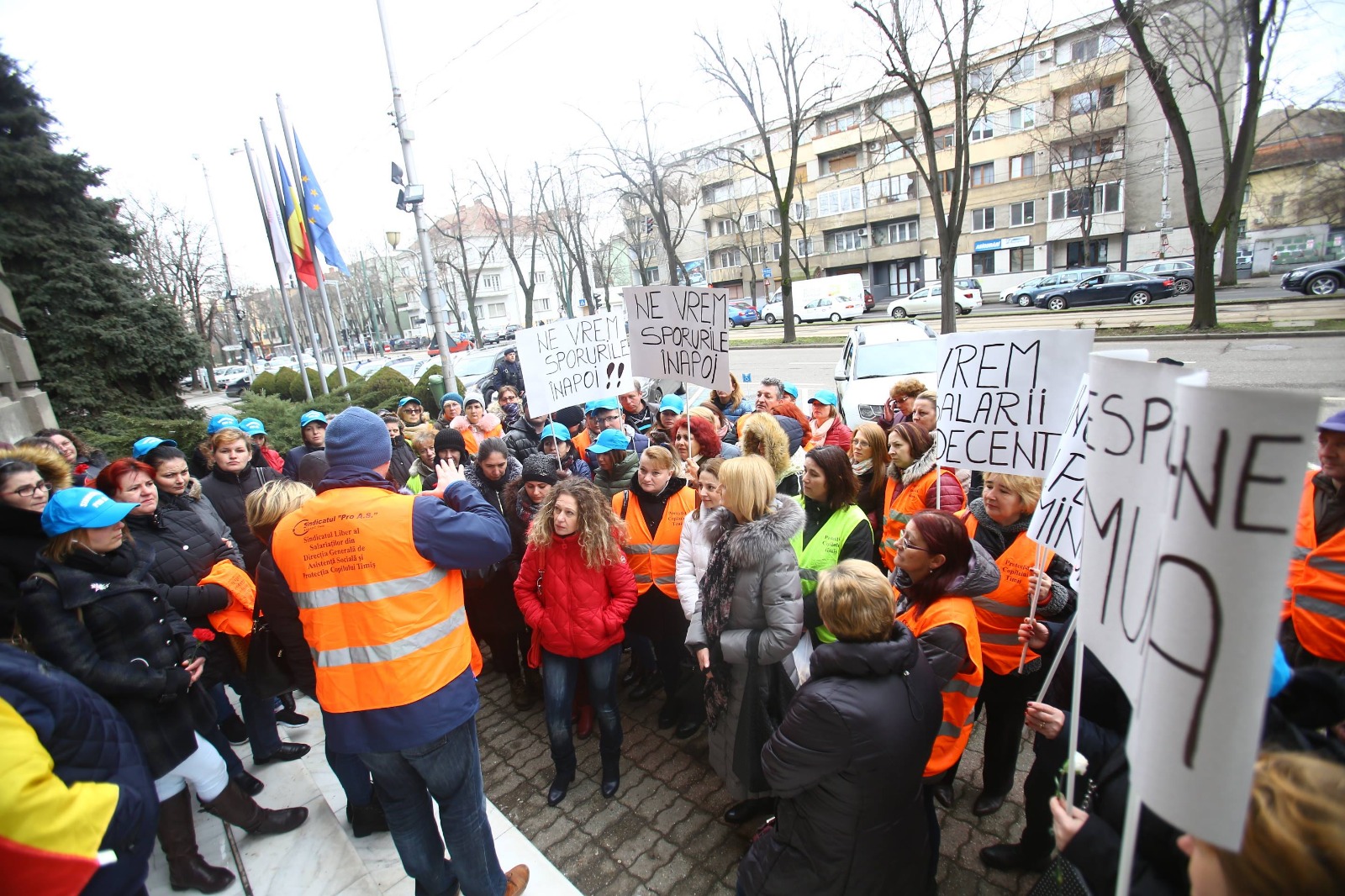 Protest în stradă al angajaților DGASPC Timiș, supărați că au rămas fără sporuri: "Nu vă bateți joc de noi/ suntem oameni, nu gunoi!"/ FOTO
