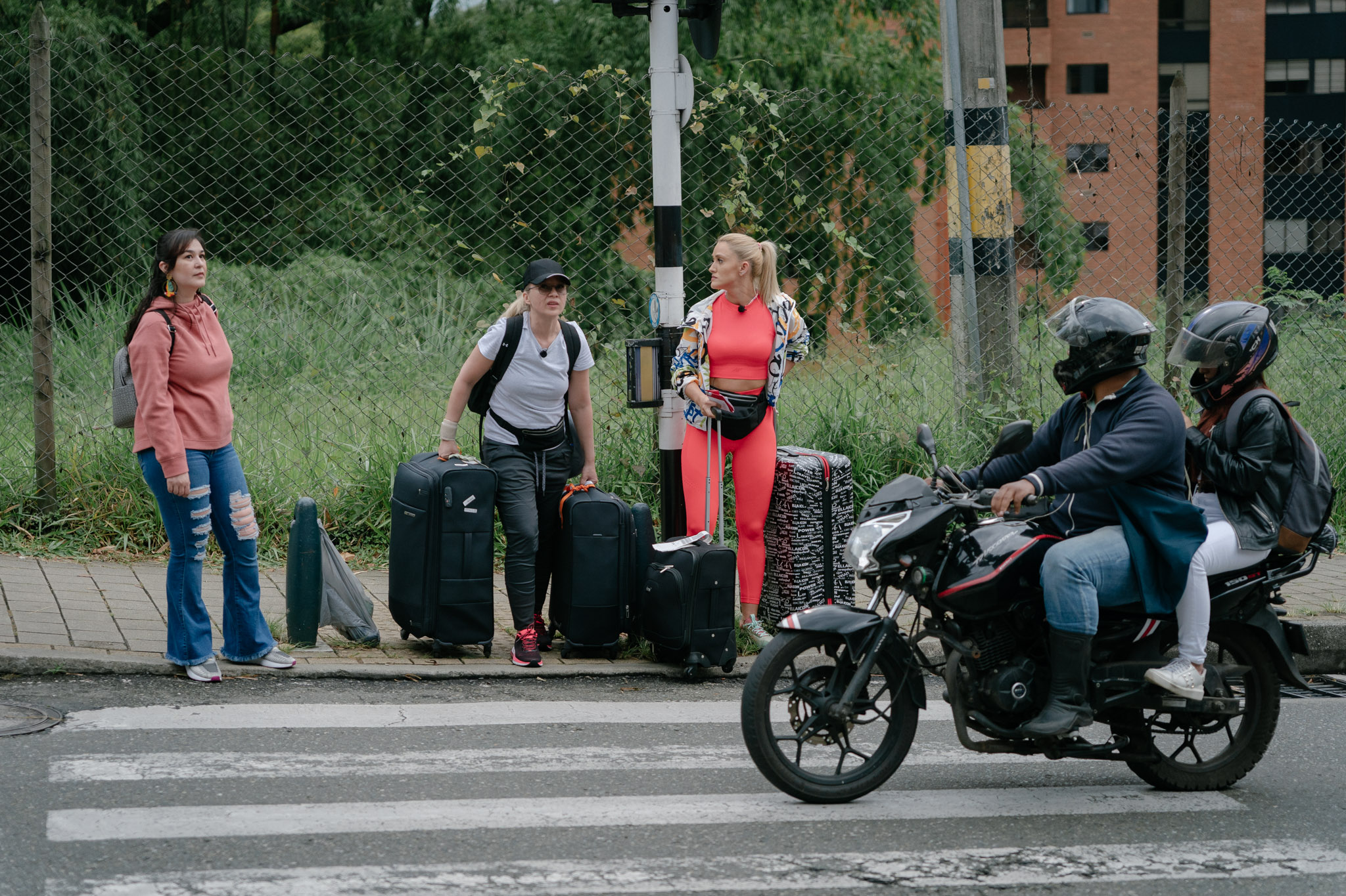 „America Express” sezonul 6 începe în această seară la Antena 1. Cea mai lungă cursă cu bagajele duce concurenții în inima cartierului lui Pablo Escobar