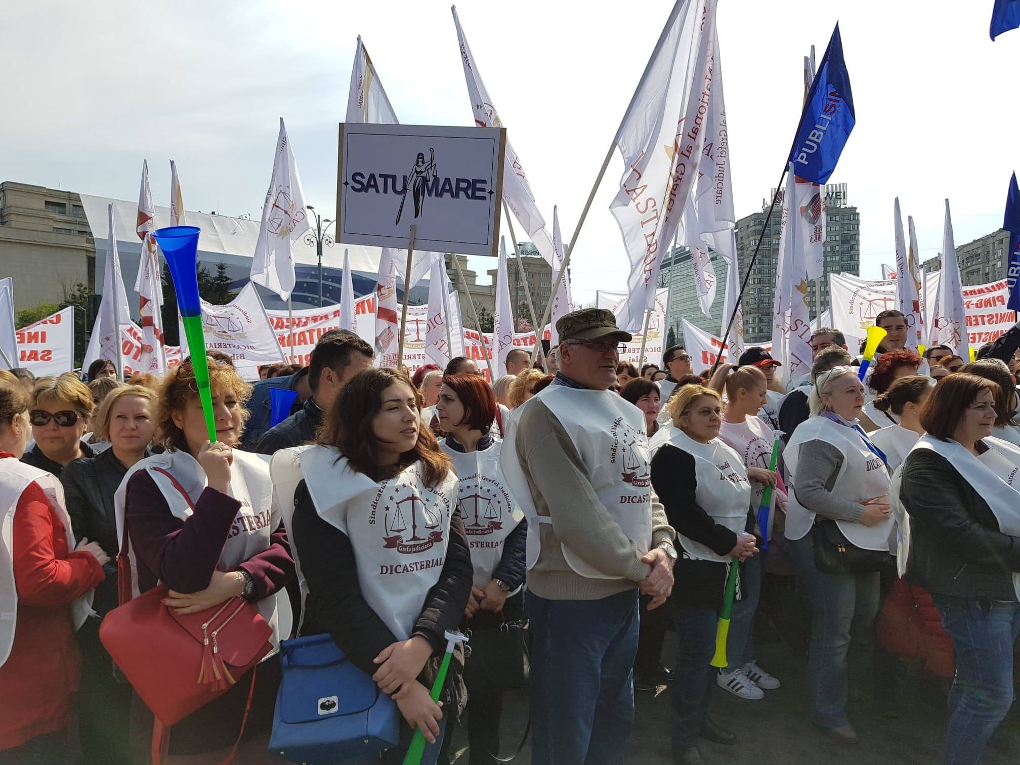 UPDATE. Delegaţie a grefierilor, la discuţii la Guvern. Colegii lor protestează în Piața Victoriei (FOTO&VIDEO)