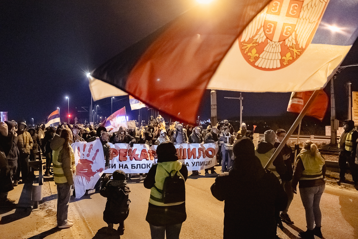 Blocadă pe un mare pod peste Dunăre din Belgrad. De aproape 4 luni, sârbii strigă „Corupția ucide!” | Video/Fotogalerie