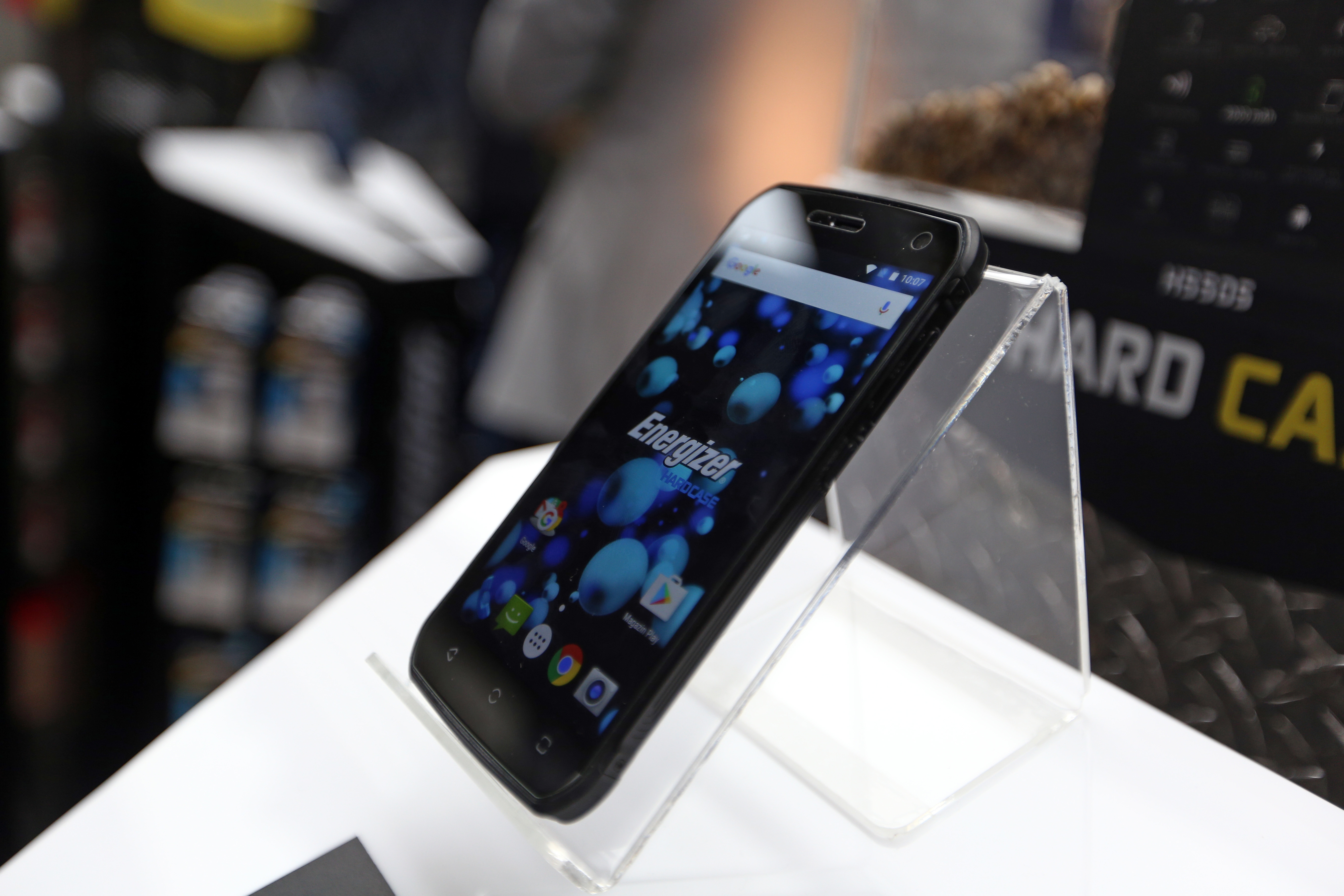 Noile telefoane Energizer ajung în România. Revin telefoanele cu clapetă, cele rezistente la șoc și supersmart