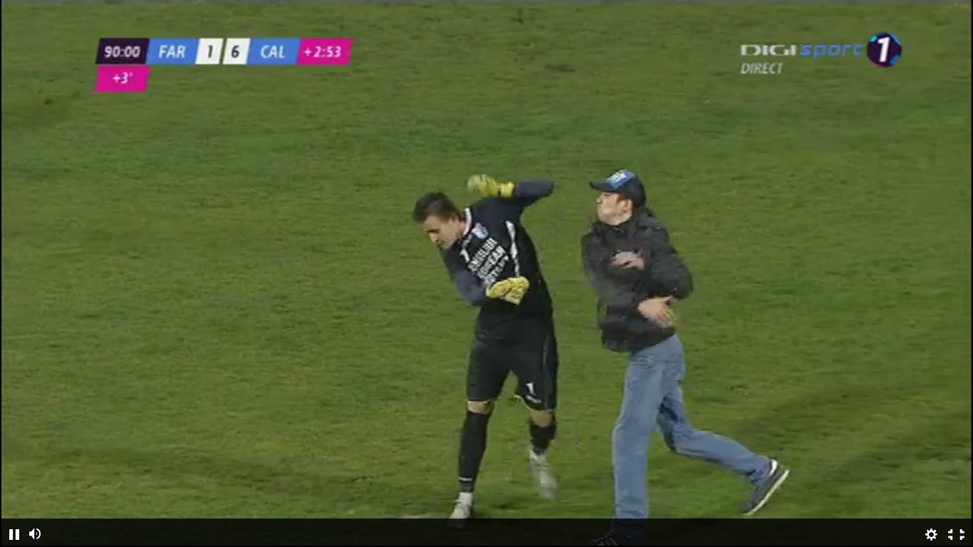 Liga 2. Portarul gazdelor, atacat violent de un fan huligan. Ce pedeapsă a primit suporterul/ FOTO
