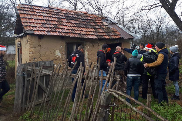 Cadou nesperat pentru un bătrân care trăia într-un bordei fără curent din Hunedoara. Cum l-au ajutat motocicliștii
