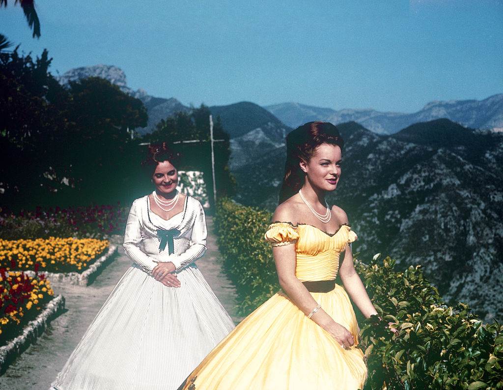 Magda Schneider és lánya, Romi Schneider a Sissi - A magyarok királynéja című film forgatásán