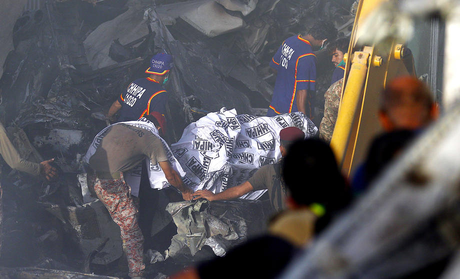 VIDEO | Un avion cu peste 100 de persoane la bord s-a prăbușit în Pakistan. Imagini de la locul tragediei
