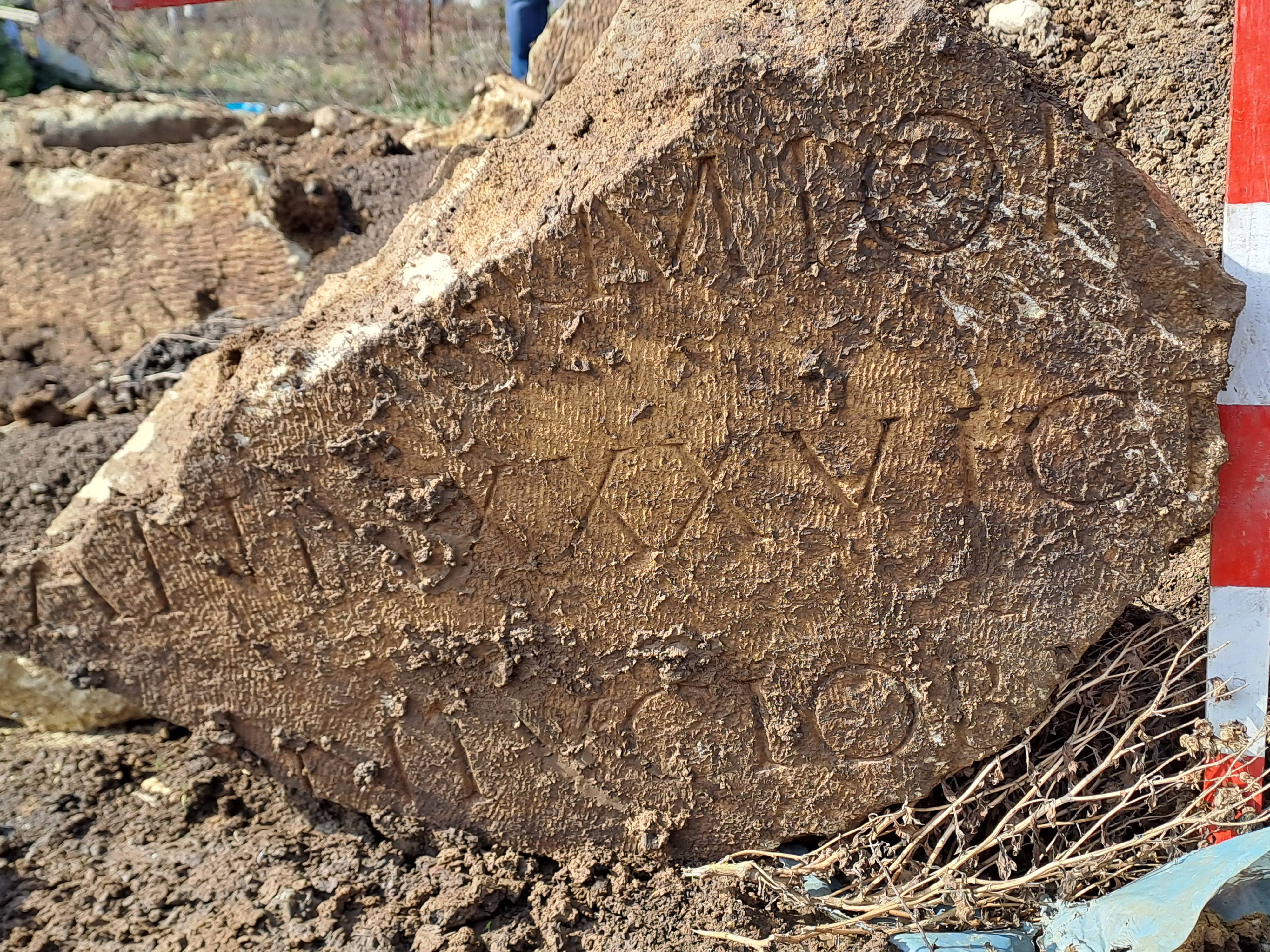 Autoritățile din Alba, după ce un gropar a spart cu excavatorul un sarcofag roman din epoca lui Traian: „Ce înseamnă valoare universală? Că vin marțienii să vadă sarcofagul?”