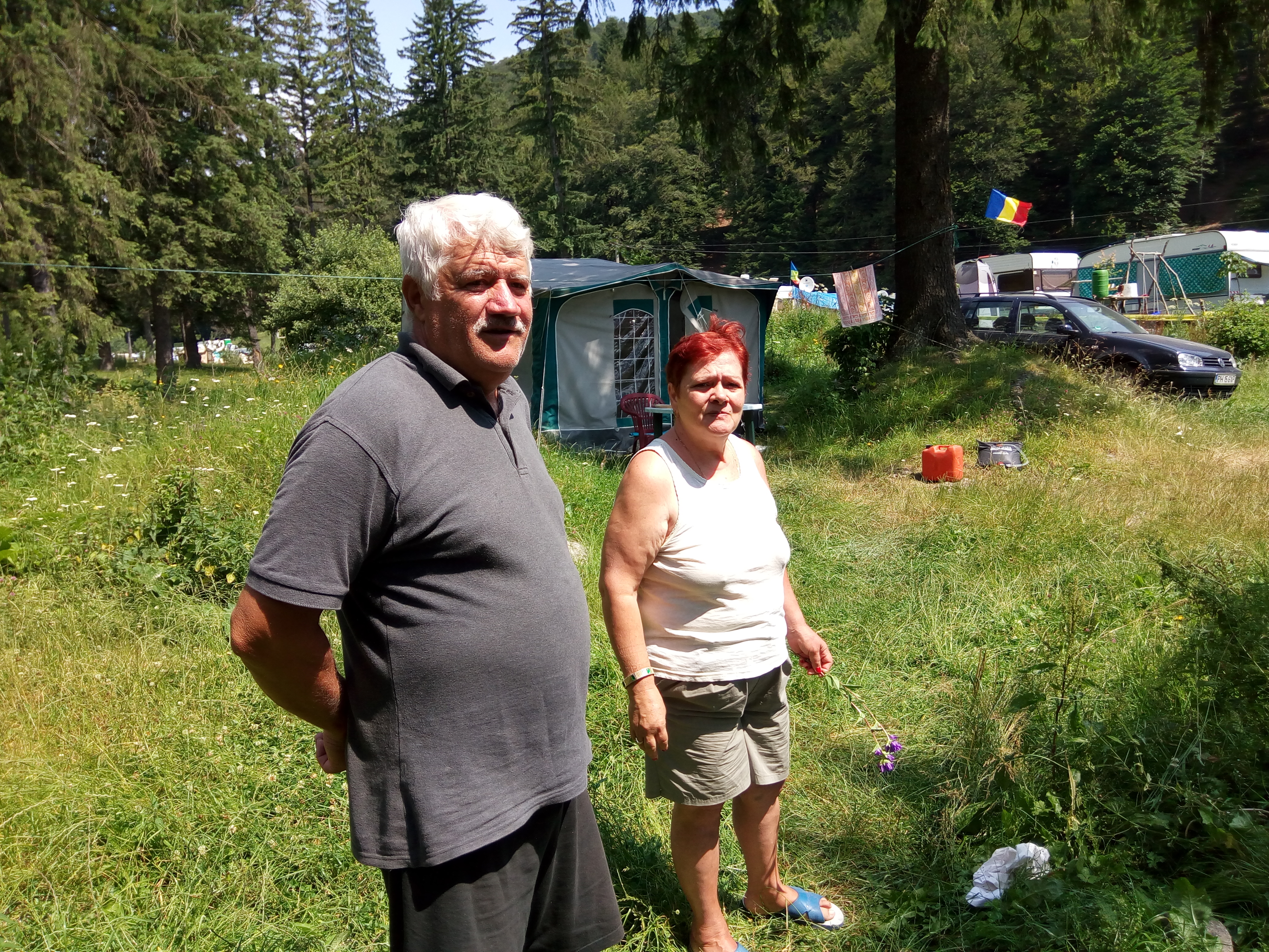 Fug de caniculă! Sute de români stau cu lunile în rulote, pe Valea Cerbului