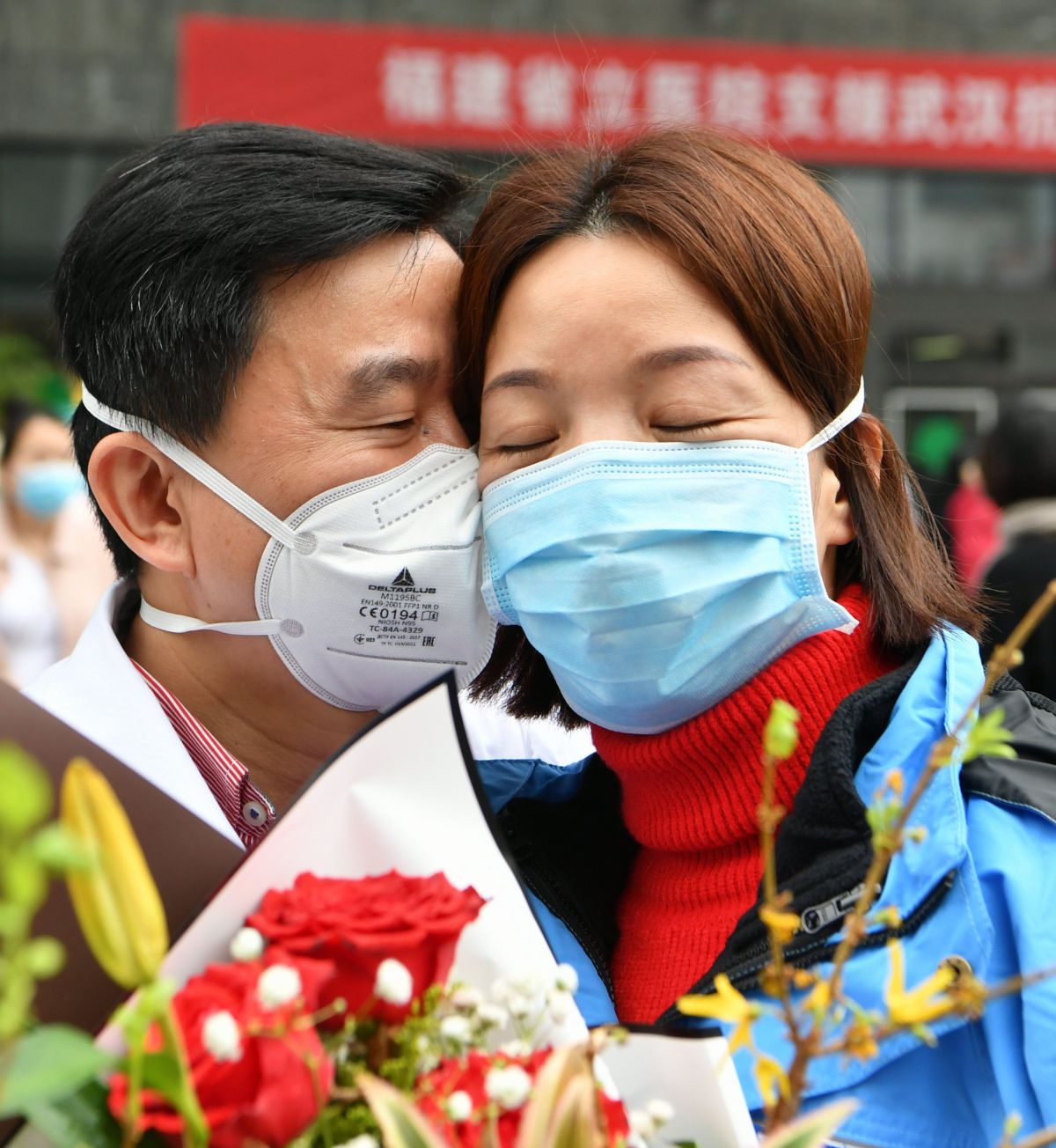 Săptămâna în imagini | Lupta cumplită cu epidemia în China, furtuna Ciara și prima căsătorie gay în Irlanda de Nord