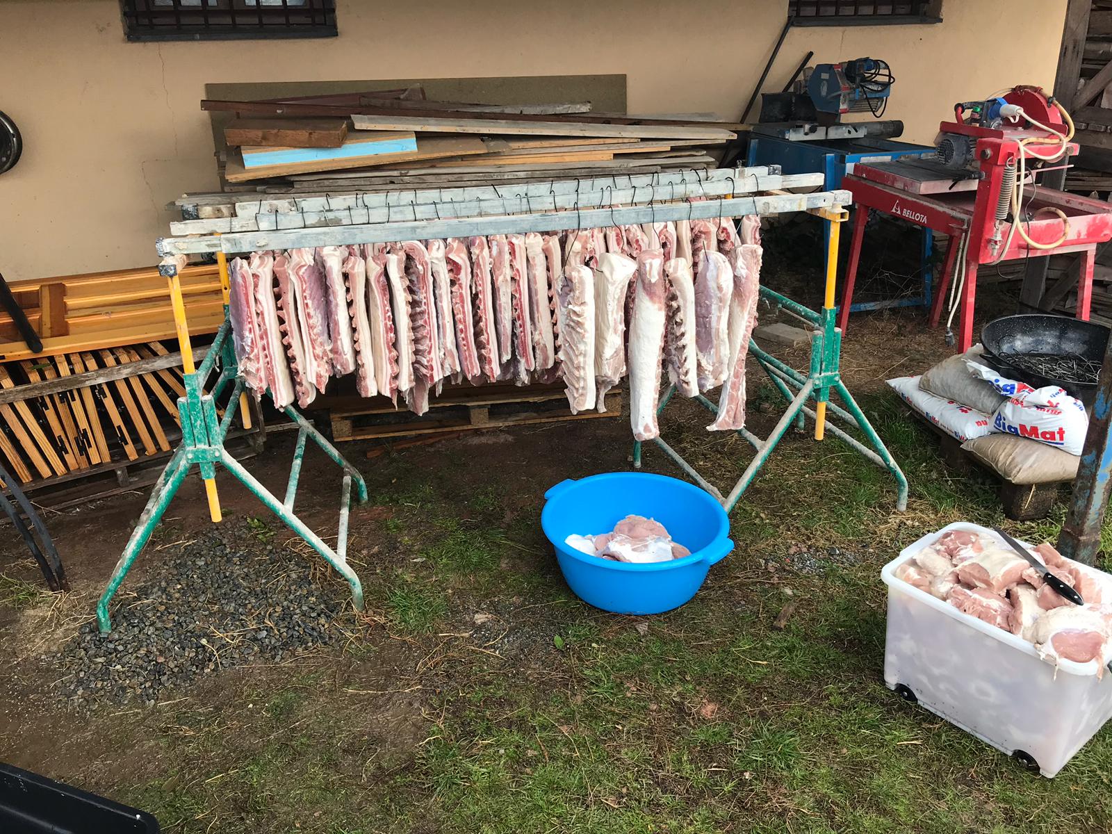GALERIE FOTO/ Cum petrece Crăciunul ardeleanul ales primar în Spania. Afumă slănină în curtea casei și merge la colindat
