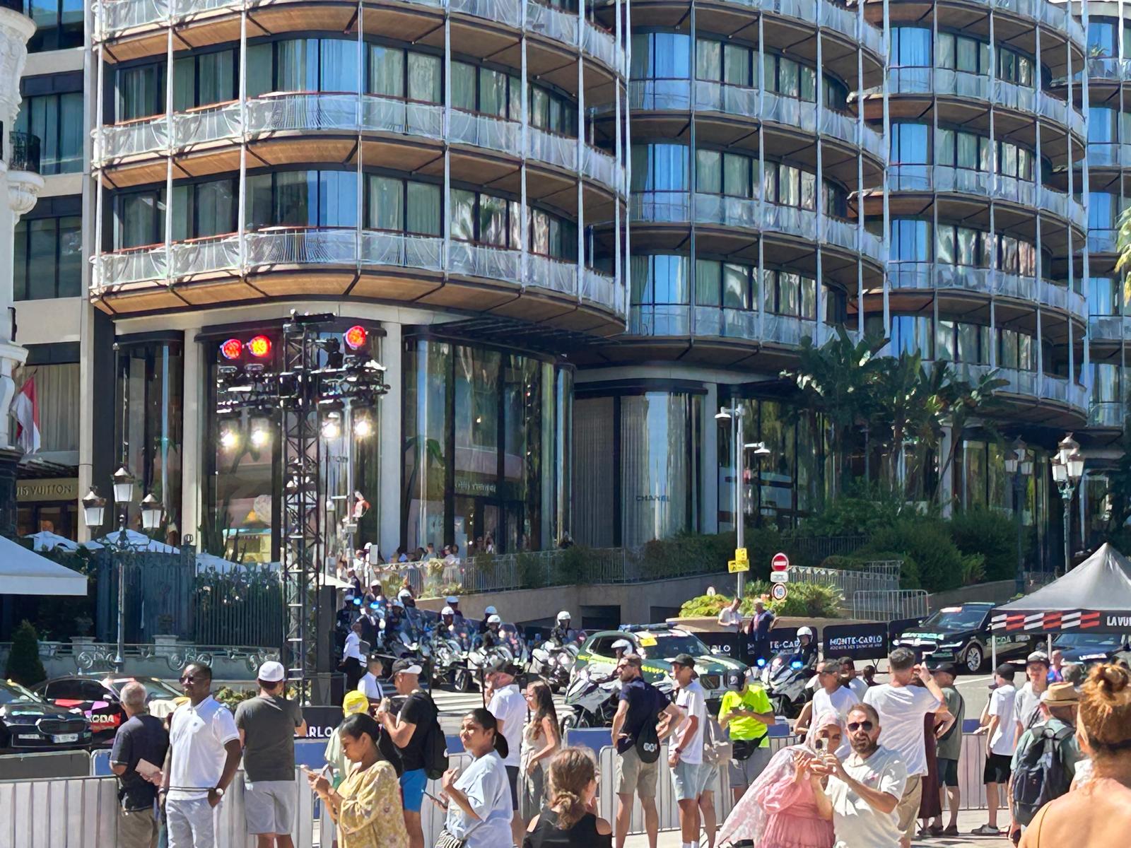 Echipele și-au blindat camioanele în care țin biciclete de 200.000 de euro, din cauza hoților români și bulgari: „Bande organizate au dat multe lovituri”. Reportaj în Port Hercule din Monte Carlo, înaintea startului La Vuelta 2026