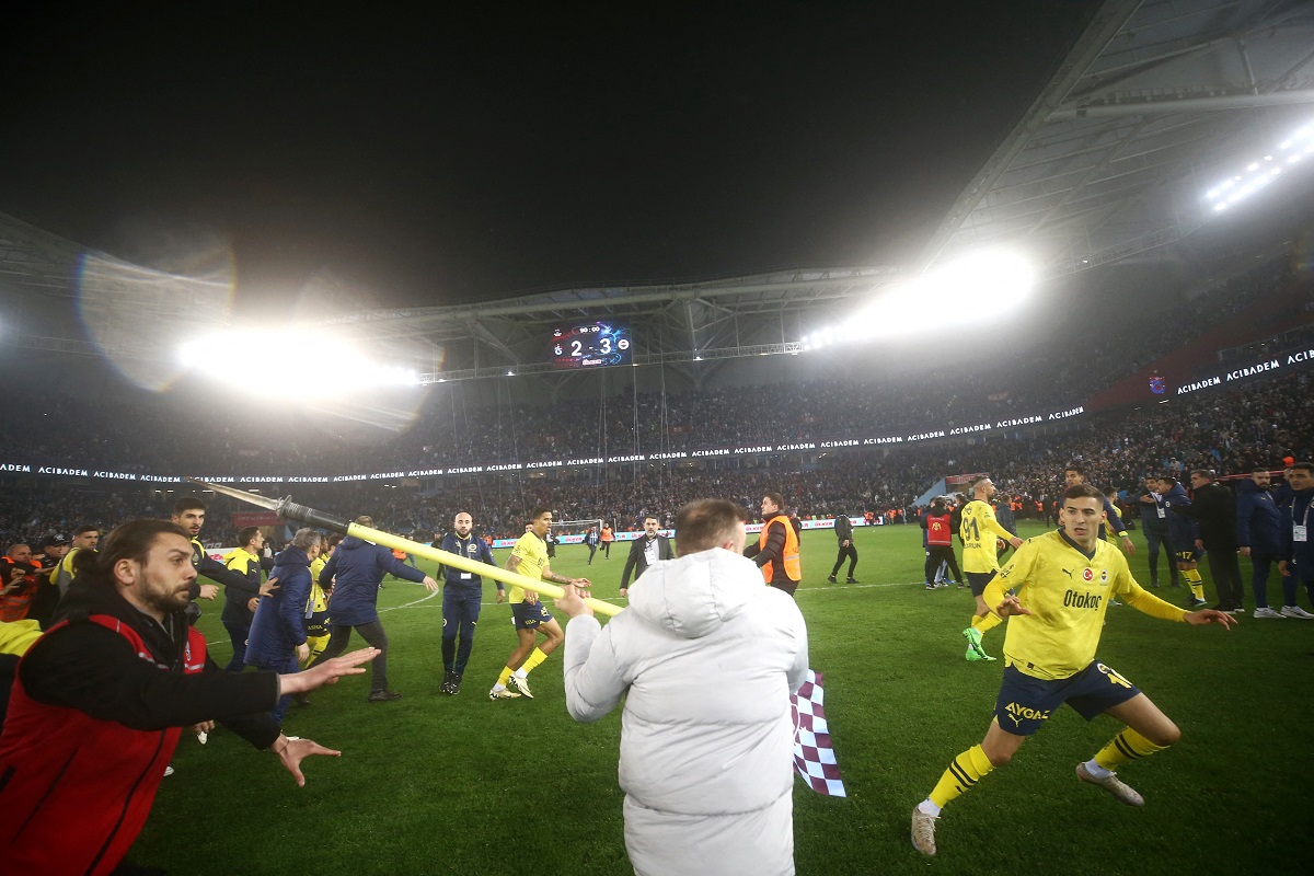 Imagini cu bătaia dintre jucătorii lui Fenerbahce și suporterii lui Trabzonspor intrați pe teren, în Turcia | VIDEO