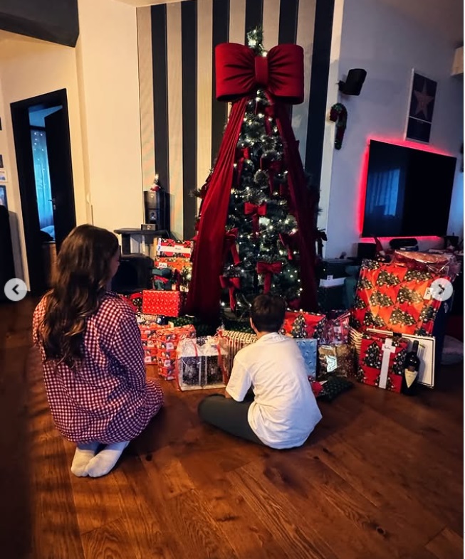 Imagini din casa în care locuiesc Giulia Anghelescu și Vlad Huidu. Au renovat-o de Crăciun: „Am schimbat parchetul în living, am schimbat o baie”