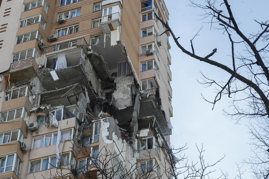 VIDEO | Bloc de locuințe din Kiev, lovit de o rachetă sâmbătă dimineață. Momentul șocant, surprins de camere