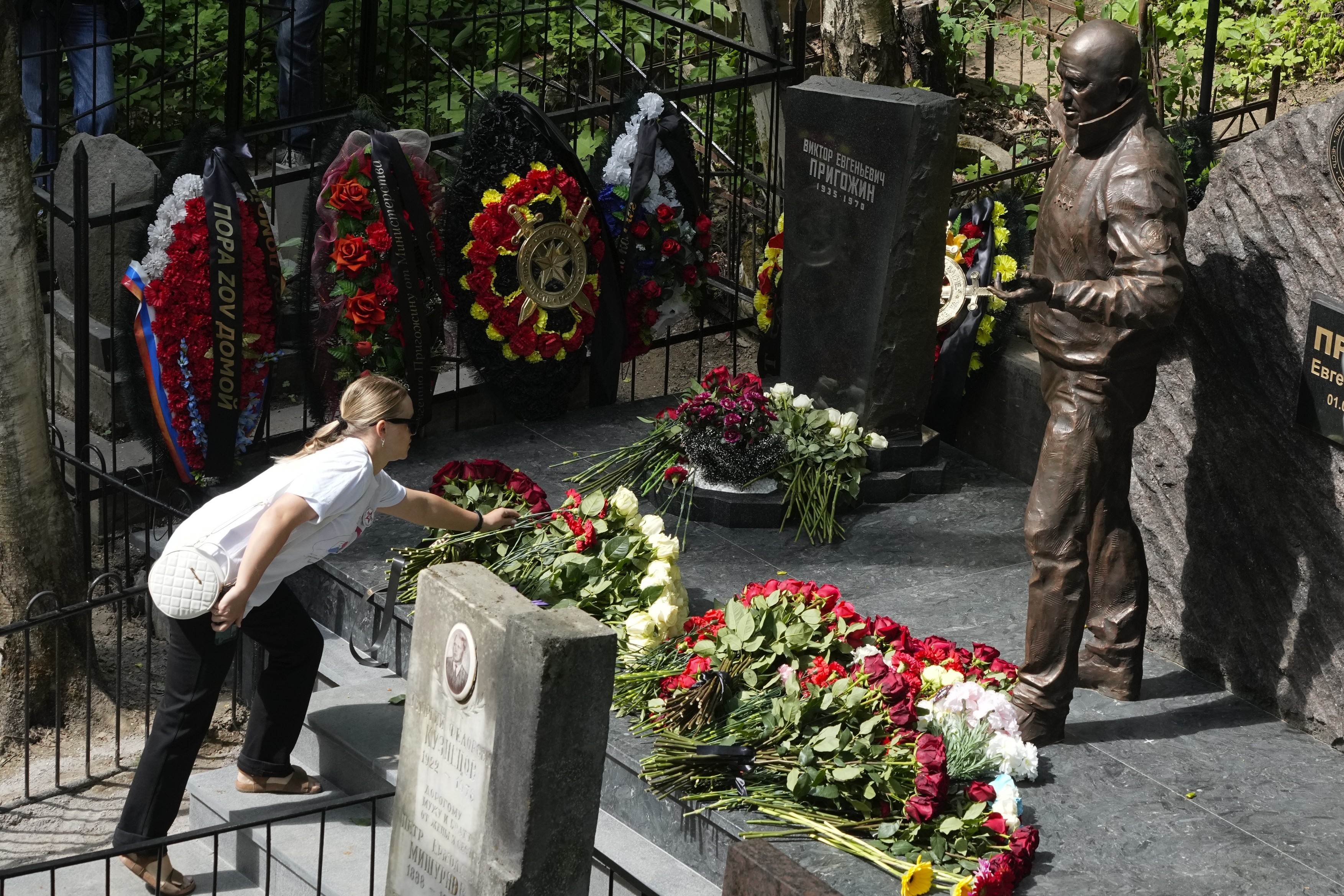 O statuie de bronz a lui Evgheni Prigojin, dezvelită la mormântul său din Sankt Petersburg