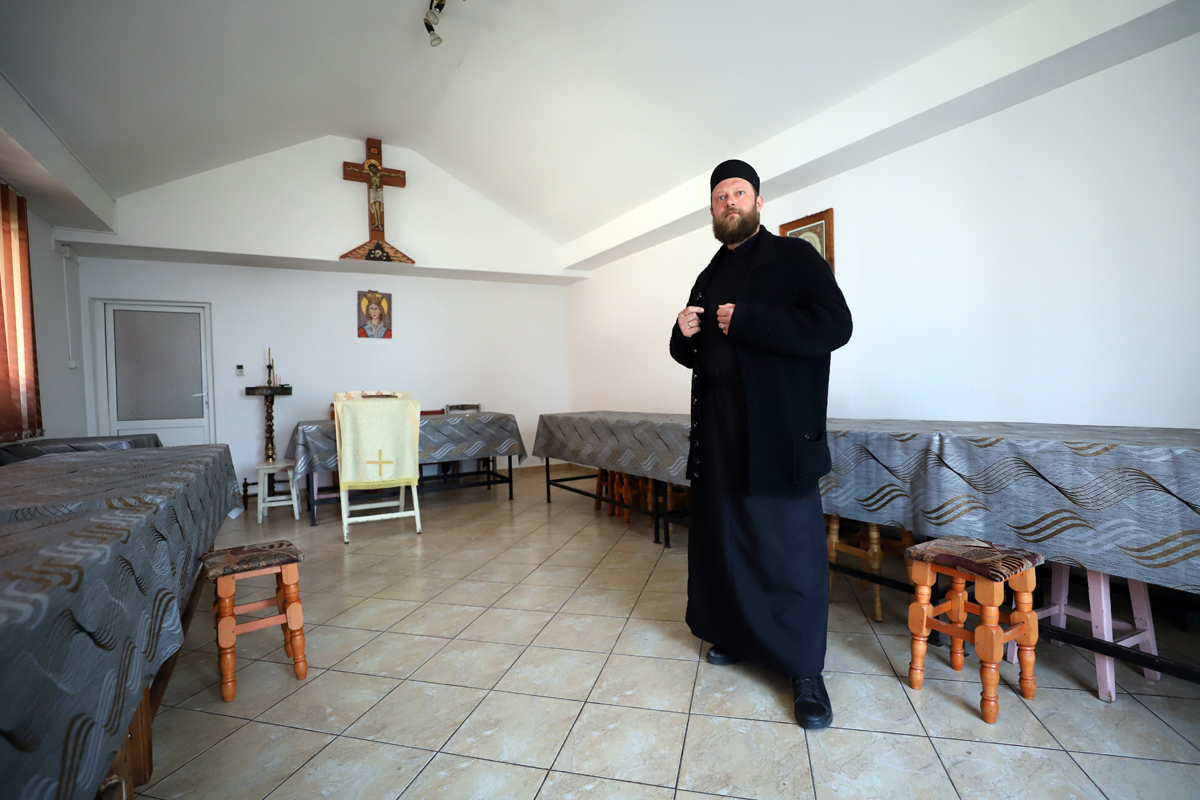 REPORTAJ. Fața mai puțin discutată a Bisericii. Preotul care face injecții: „Știu să ajut și la o naștere. Până acum, nu a fost cazul”