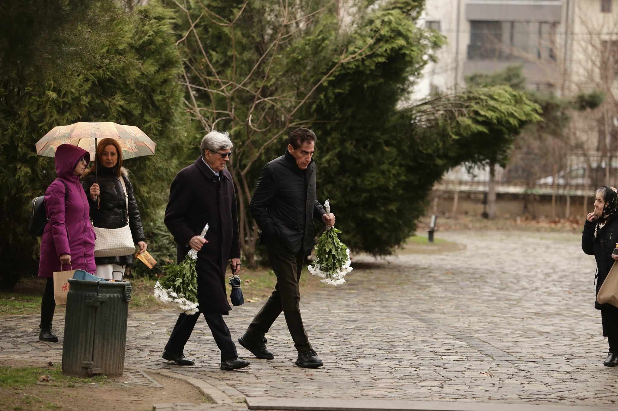 Petre Roman, certat public de Mitică Dragomir pentru că a lipsit de la înmormântarea Mioarei Roman: „A fost soția ta 33 de ani. Ce e asta, fratele meu?”