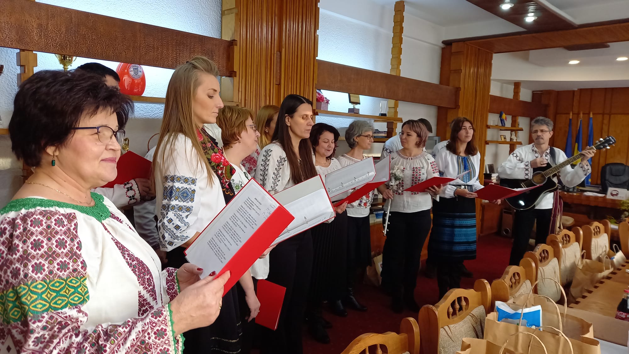 Profesorii unui liceu din Botoșani merg la colindat pentru a sprijini o elevă rămasă fără ambii părinți