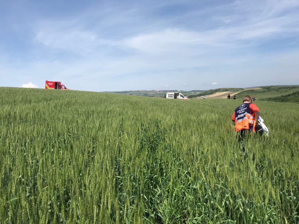 UPDATE: Un elicopter s-a prăbușit lângă Turda, județul Cluj. Un bărbat, transportat la spital / FOTO