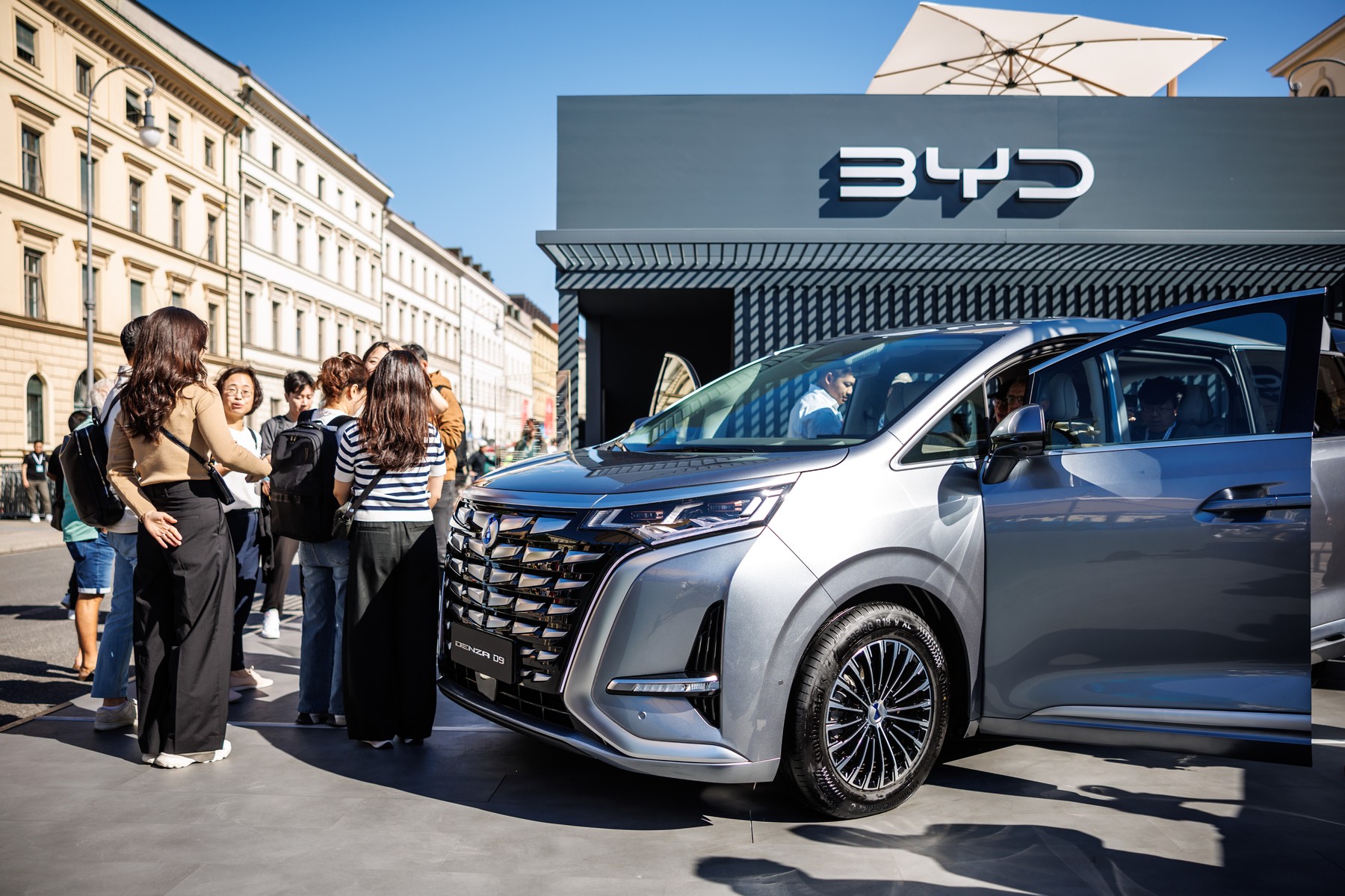 Gigantul auto chinez BYD a lansat marca premium Denza în Europa. Va concura direct cu BMW și Mercedes