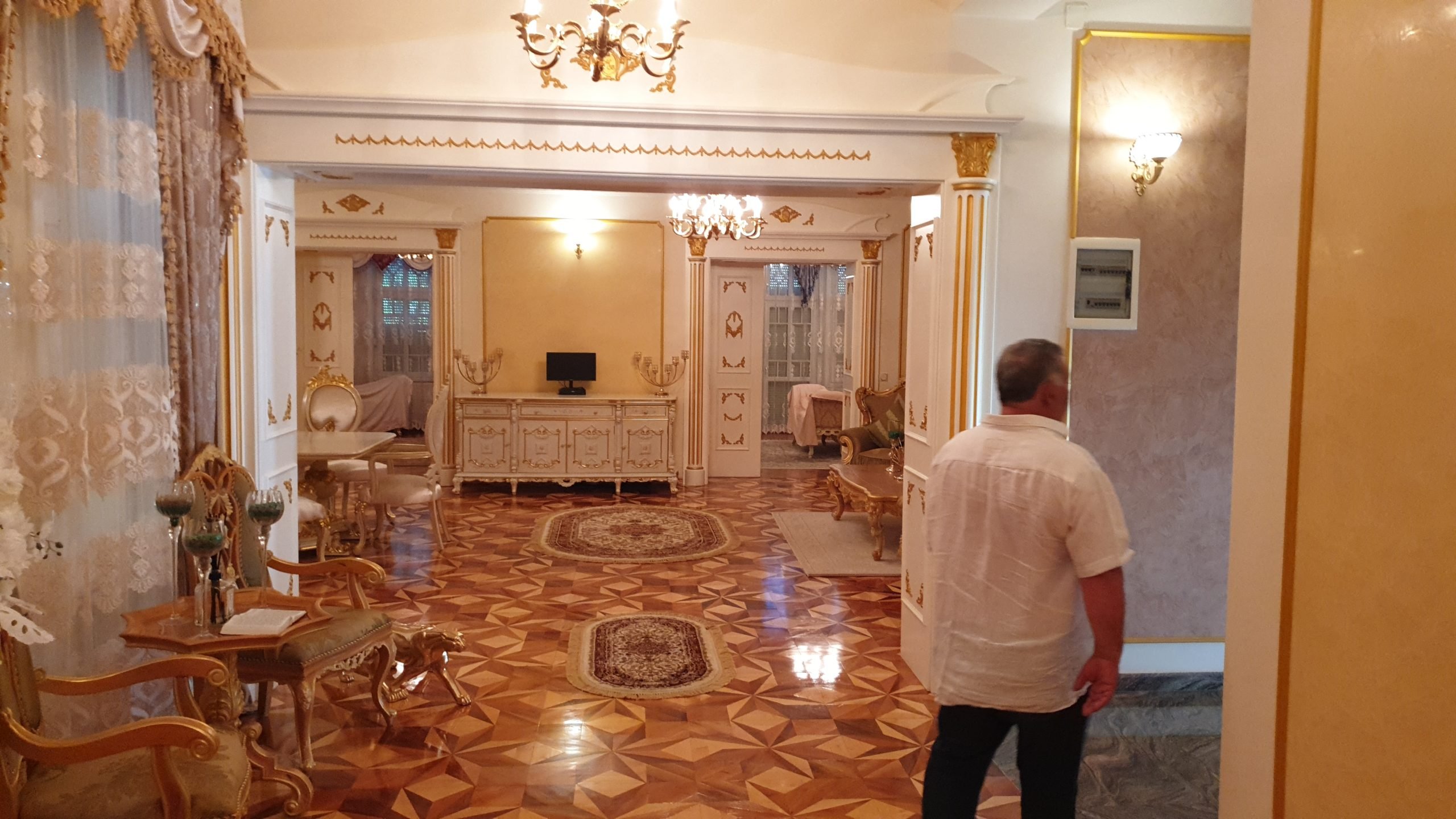 Primăria Timișoara a câștigat definitiv procesul pentru evacuarea palatului Loga 52. Imobilul „naționalizat” de Dominic Fritz trebuie eliberat de clanul Momiță