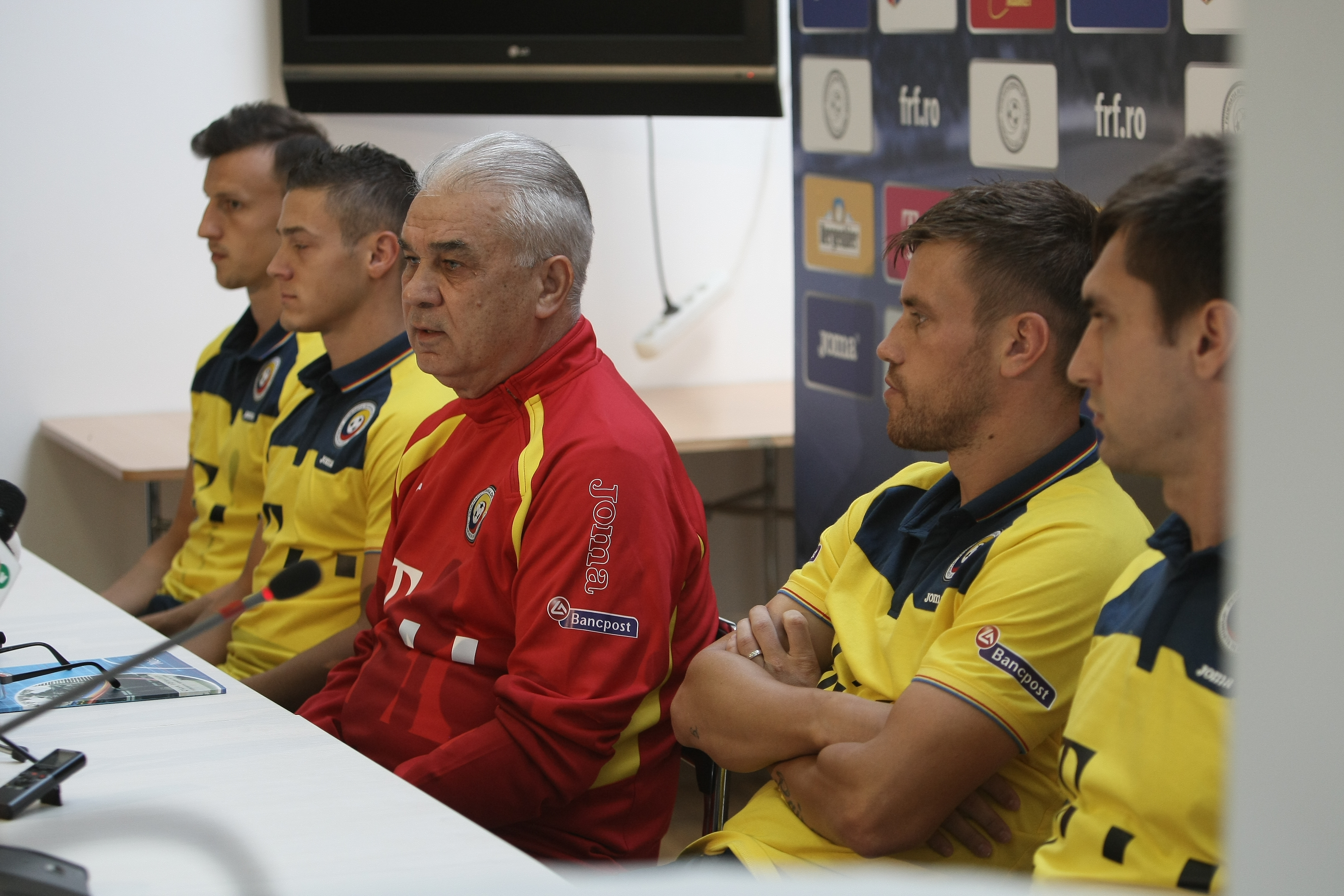 PRELIMINARIILE EURO 2016, ROMÂNIA - GRECIA (luni, ora 21.45, TVR 1) / Puiu e nervos. A plecat brusc din conferința de presă. Nu știe dacă va fi lăsat la cârma naționalei, ^dacă va califica echipa la turneul final din Franța. Ce au declarat tricolorii la Mogoșoaia / GALERIE FOTO