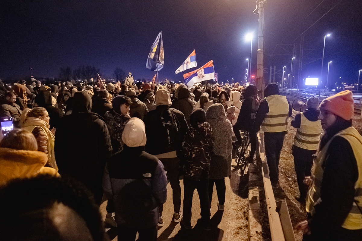 Blocadă pe un mare pod peste Dunăre din Belgrad. De aproape 4 luni, sârbii strigă „Corupția ucide!” | Video/Fotogalerie