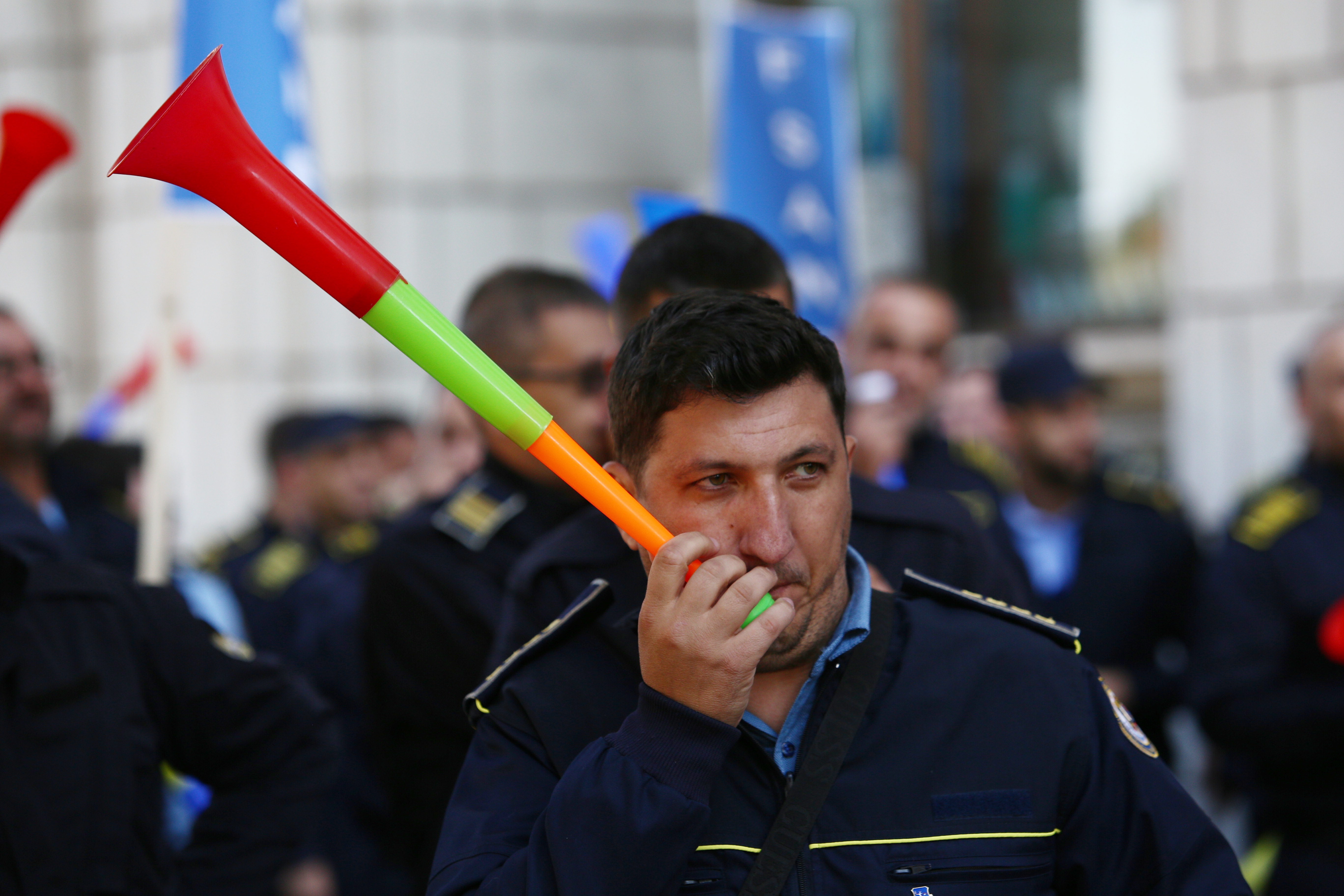 FOTO| Sute de gardieni din penitenciare protestează în fața Ministerului Justiției. Se cere demisia lui Tudorel Toader