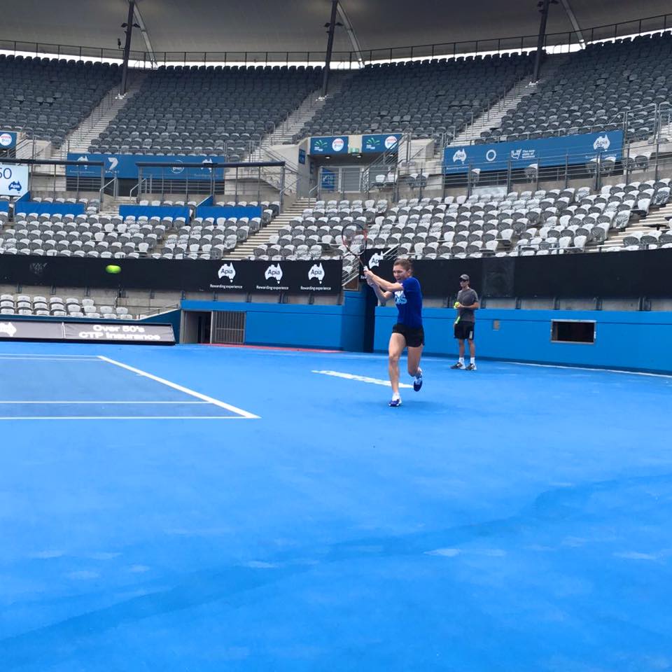Simona Halep a revenit la antrenamente după două zile de repaus. ^Campioana a exersat lovitura de forehand, pe terenul central din Sydney / VIDEO
