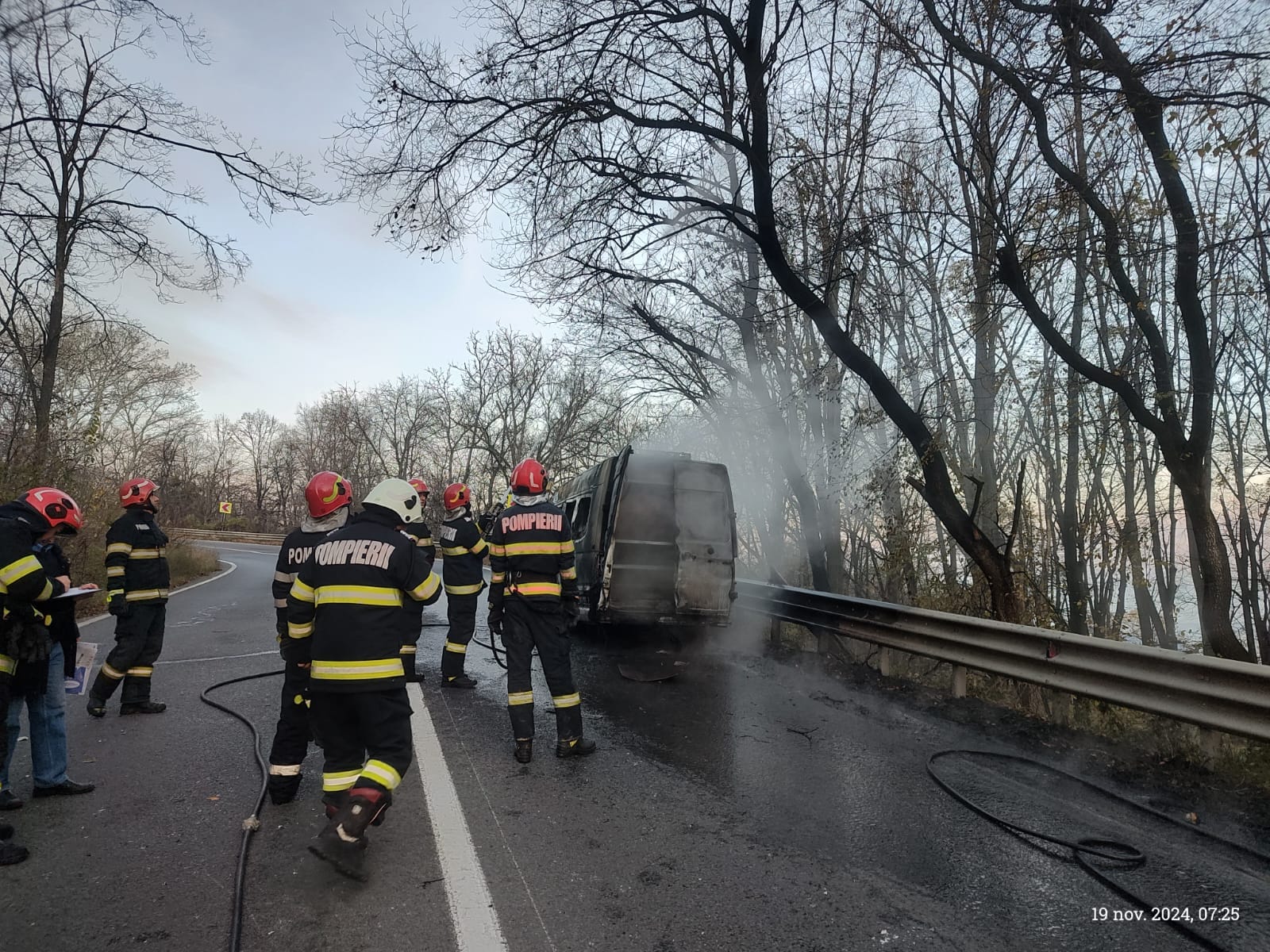 Un microbuz cu 11 pasageri a ars ca o torță în Iași. Oamenii au ieșit la timp din vehicul