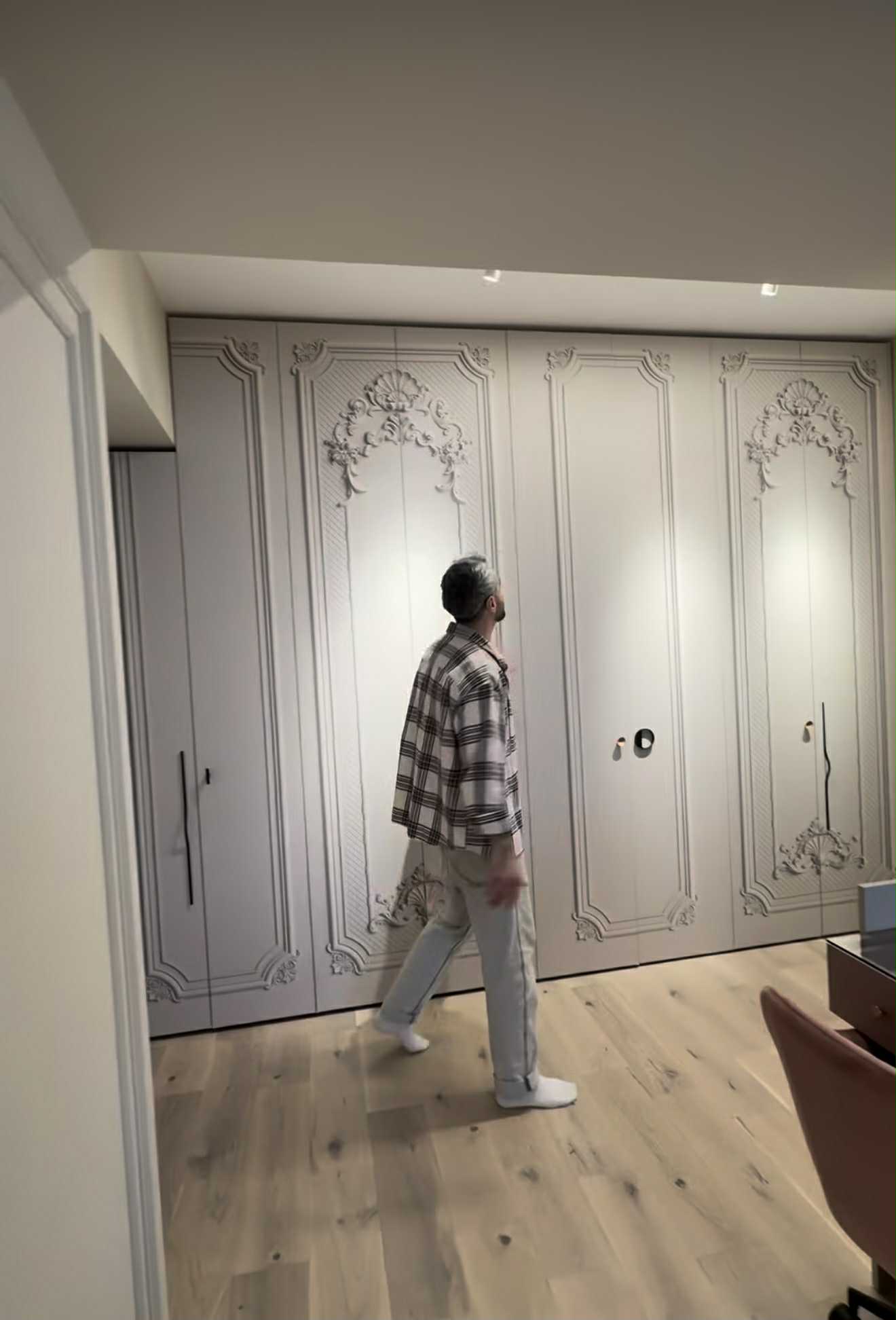 Imagini din apartamentul de lux în care locuiește Radu Bucălae cu soția. Mobila e făcută la comandă, la sfatul designerilor de interior
