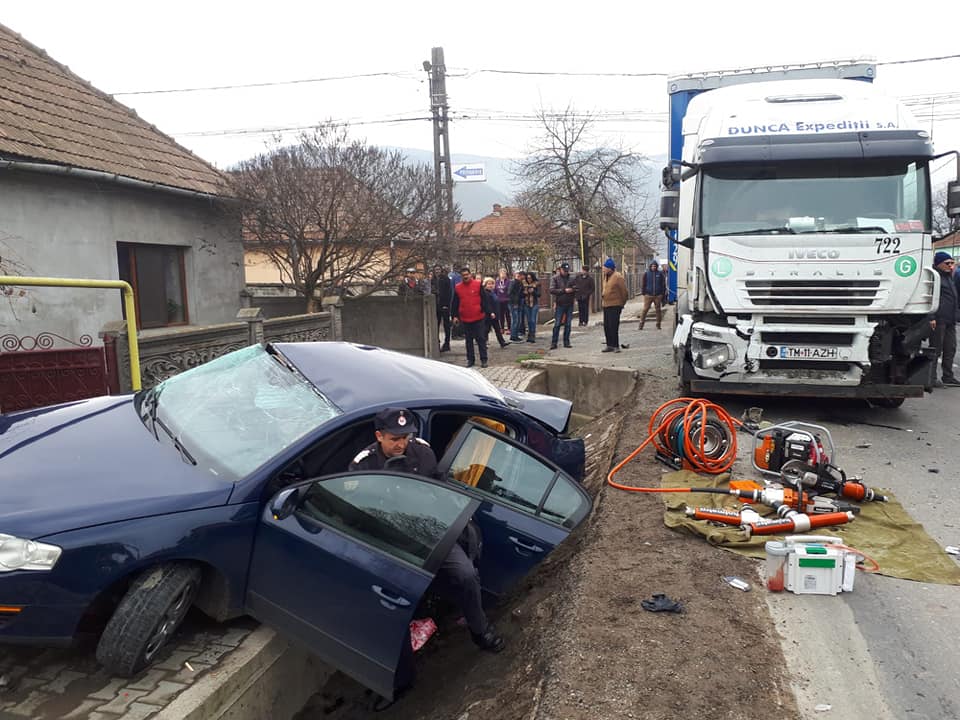 Doi frați, implicați într-un accident înfiorător pe DN7, în județul Hunedoara. Unul dintre ei a murit. Imagini înfiorătoare de la fața locului / FOTO&VIDEO