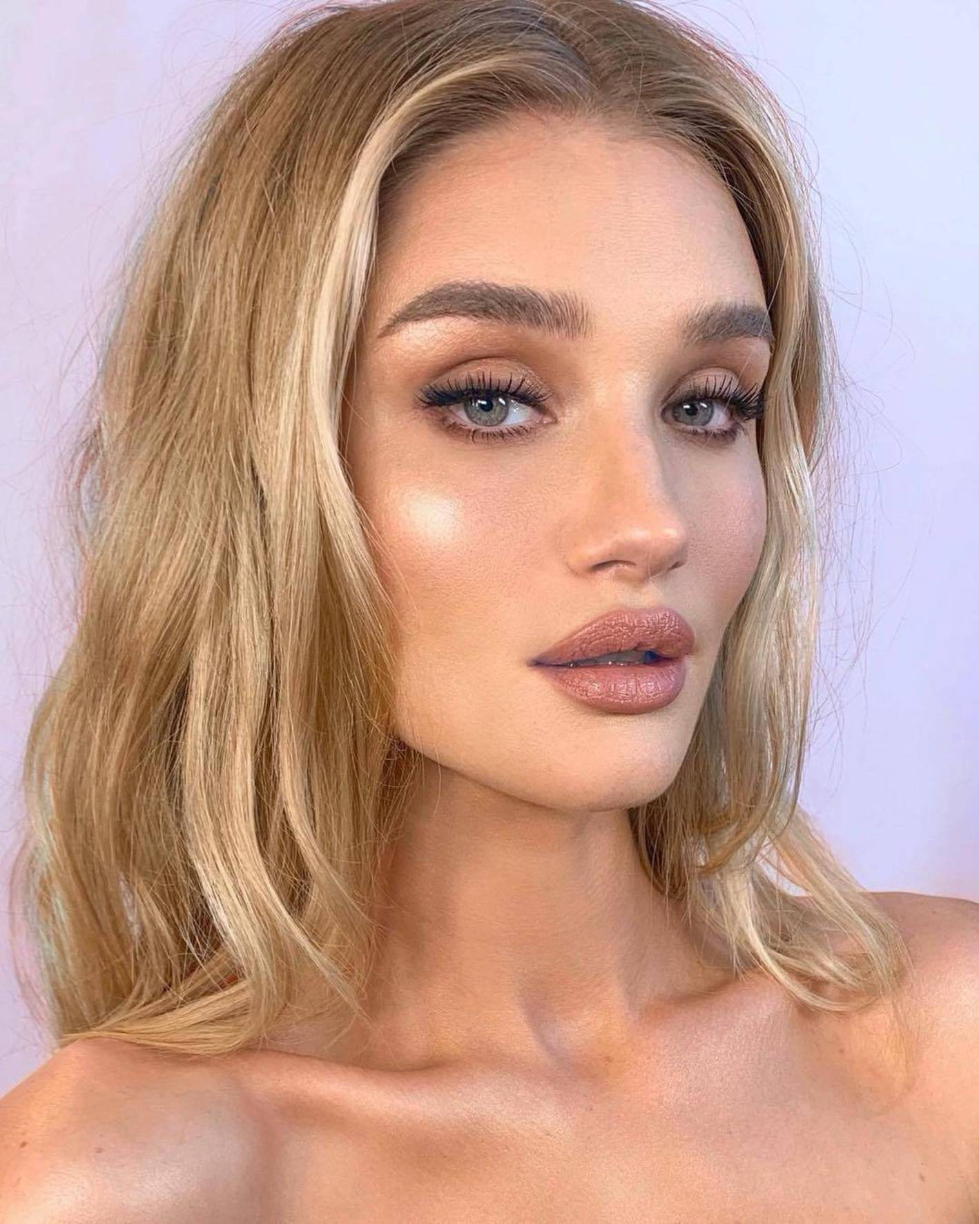 FOTO | Rosie Huntington-Witheley se căsătorește cu actorul Jason Statham. Face nunta chiar de Revelion