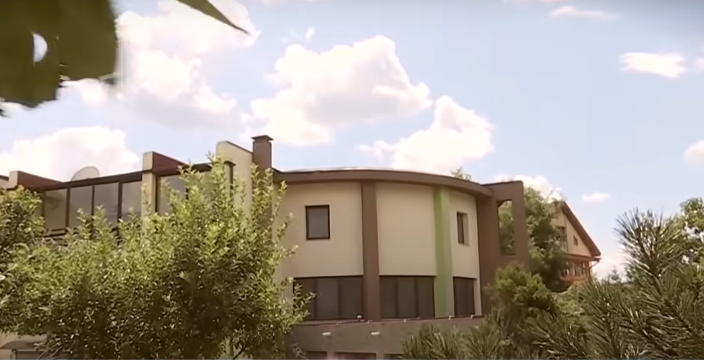 Imagini cu casa în care locuiește Mugur Mihăescu cu soția. Estimată la 800.000 de euro, vila are gazon pe acoperiș