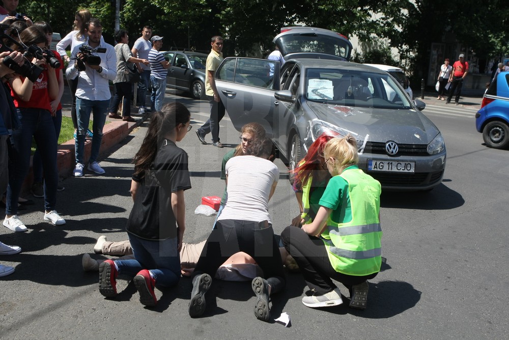 Cum intervin polițiștii în cazul unui accident rutier. Simularea, desfășurată într-o intersecție din București / VIDEO&FOTO