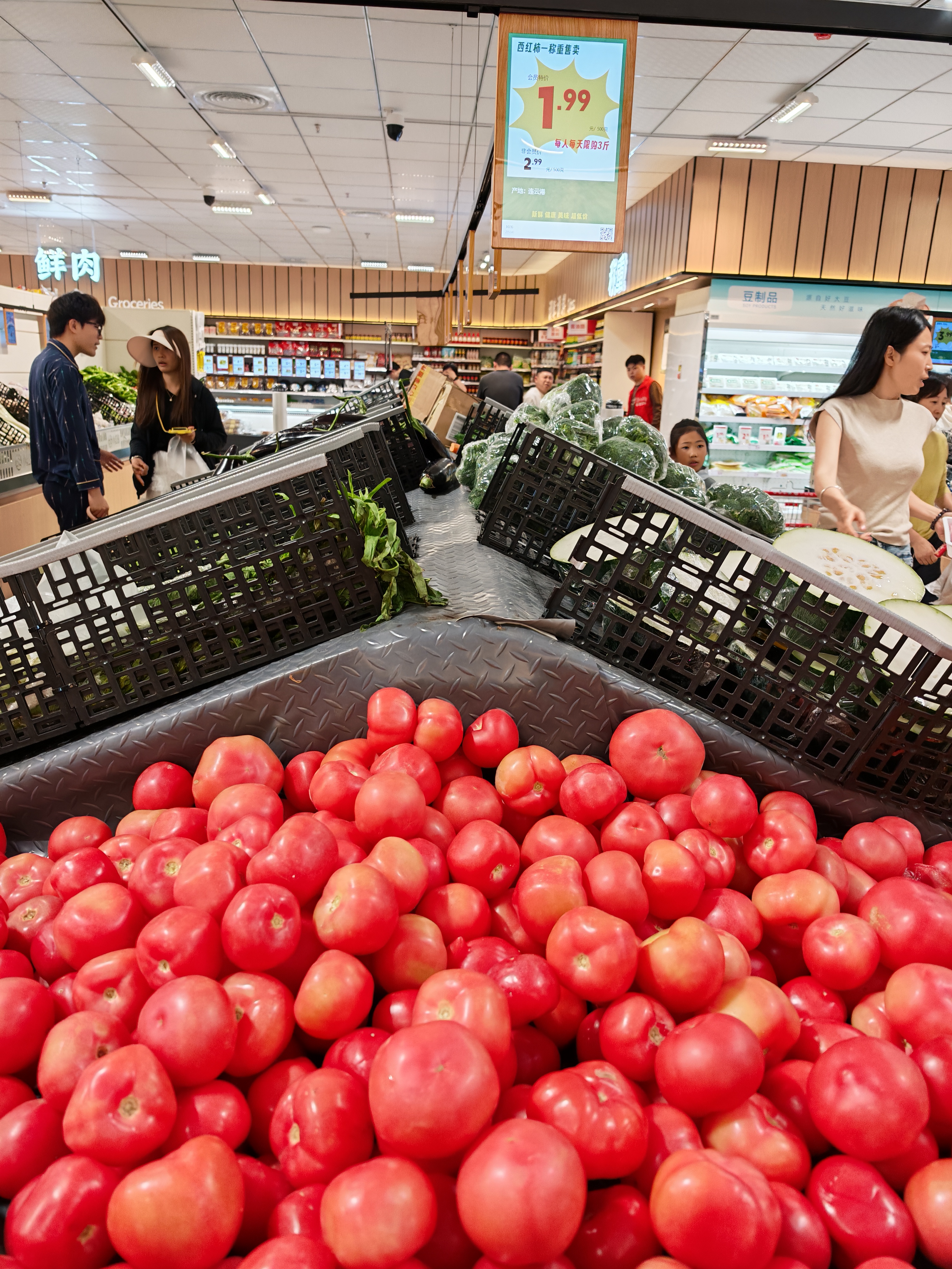 Un kilogram de cartofi costă 0,6 lei, iar litrul de lapte 3 lei, într-un supermarket dintr-un oraș chinez de care n-ai auzit, deși are peste două milioane de locuitori