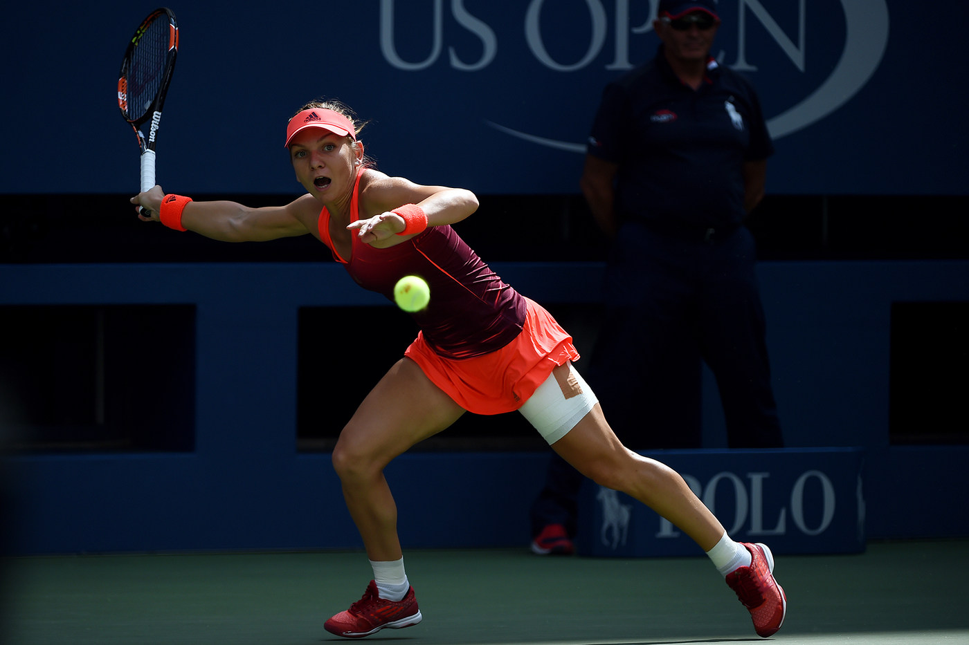 Superperformanţă realizată de Simona Halep, care a învins-o pe Victoria Azarenka, în trei seturi, şi s-a calificat în semifinalele de la US Open. Românca a condus ostilităţile în primul set, l-a cedat pe cel secund, dar a fost formidabilă în decisiv. Meciul a fost întrerupt o oră în ultimul act din cauza ploii. Simona a egalat performanţa Irinei Spârlea din 1997 / LIVE BLOG & SUPERGALERIE FOTO